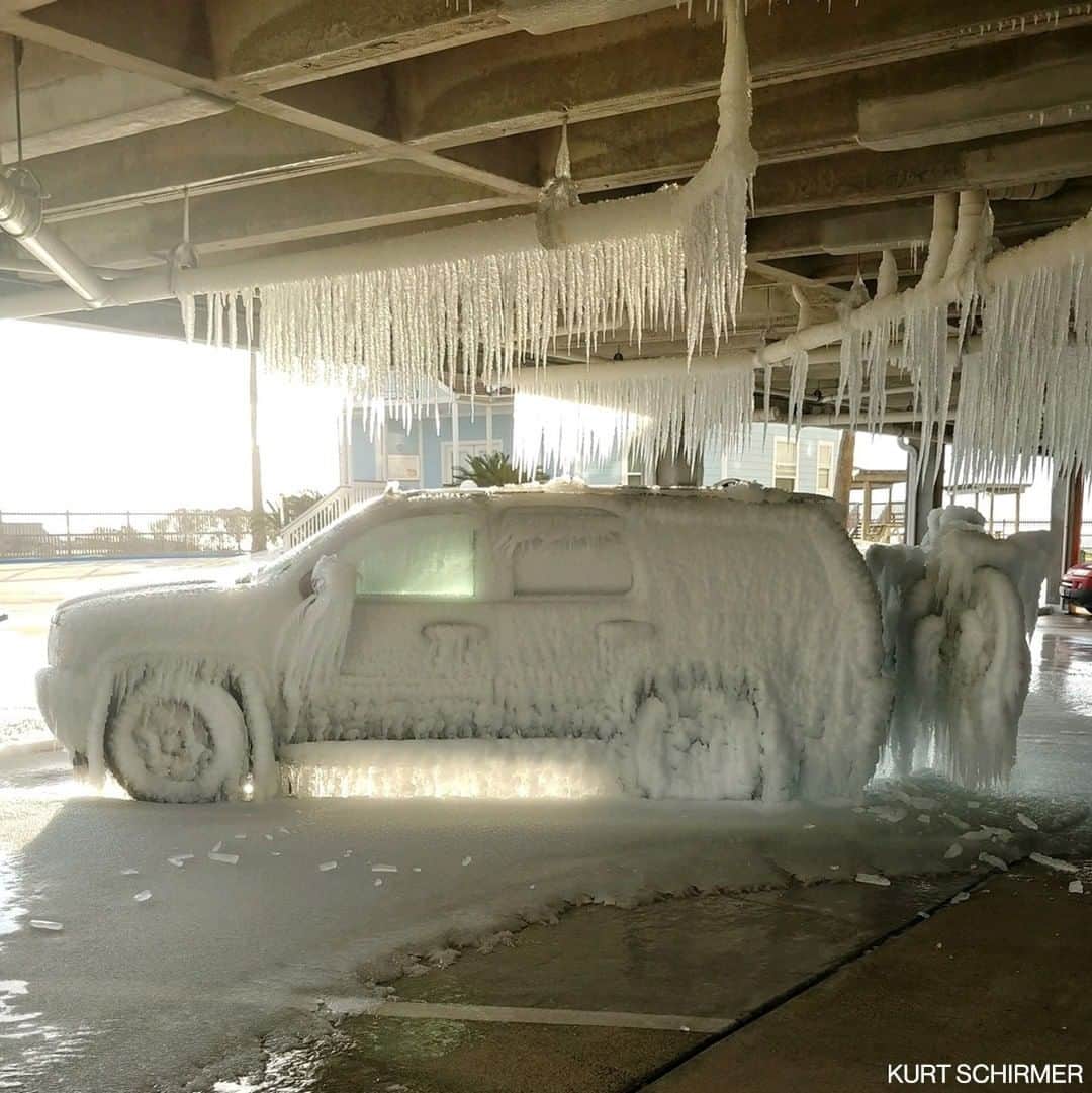 のインスタグラム：「A Texas resident found their SUV frozen in ice after pipes burst inside a Galveston parking lot during devastating winter storm.」