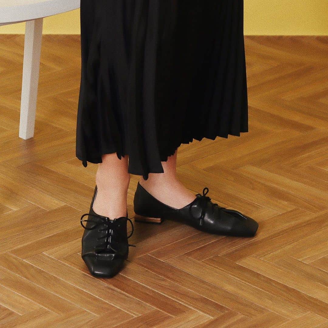 スザンヌさんのインスタグラム写真 - (スザンヌInstagram)「#セレンセクール @serenececool 👡  Spring Collection 4つ目は スクエアトゥレースアップバブーシュ🤍  やわらかい素材を使用してて、シューレースを緩めて微妙な幅の調節もできるからストレスフリーで履けちゃうよ☁️  スクエアなつま先も今年っぽくてとってもかわいいです☺️🌷  きれいめなパンツにかかと踏んで履くのも素敵だろうなぁ🧡  ベージュ、ブラック、ホワイトの3色展開です♡♡♡  #セレンセクール#serenececool#スクエアトゥレースアップバブーシュ#春靴#金曜日の一足」2月19日 14時01分 - suzanneeee1028