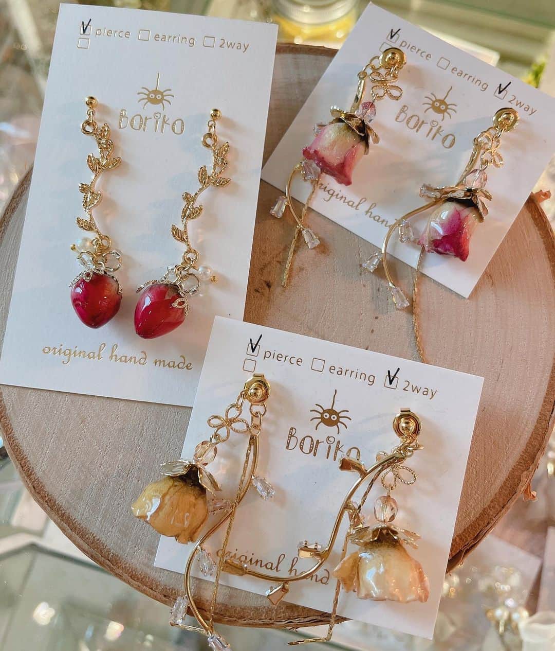 Fleur Fleurのインスタグラム：「有冇人同小編一樣 都係咁鍾意玫瑰呢？☺️☺️☺️ Boriko品牌其中一個我哋好鍾意嘅款式就係呢一個立體玫瑰啦！ Rosie Rosie I love you 😍❤️  用嚟襯T恤牛仔褲係超好睇㗎！ 推介推介！ #lalunemarket  #日本手作飾物 #rosepierce #japaneseBrand」
