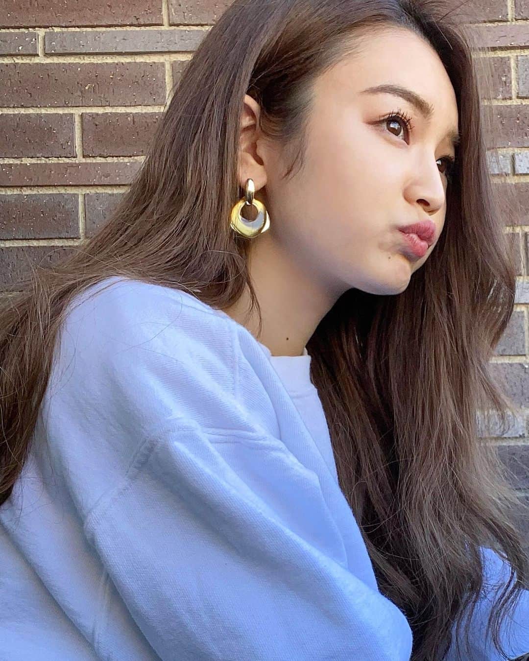 富久美玲のインスタグラム：「_ . 飲み物を口に含んだ後プク😗って してしまうクセがあります私www . あざといらしい。 . 無意識にあざと女子やってます💕 (黙ります) . てか髪型ロング期間延長迷ってます .」