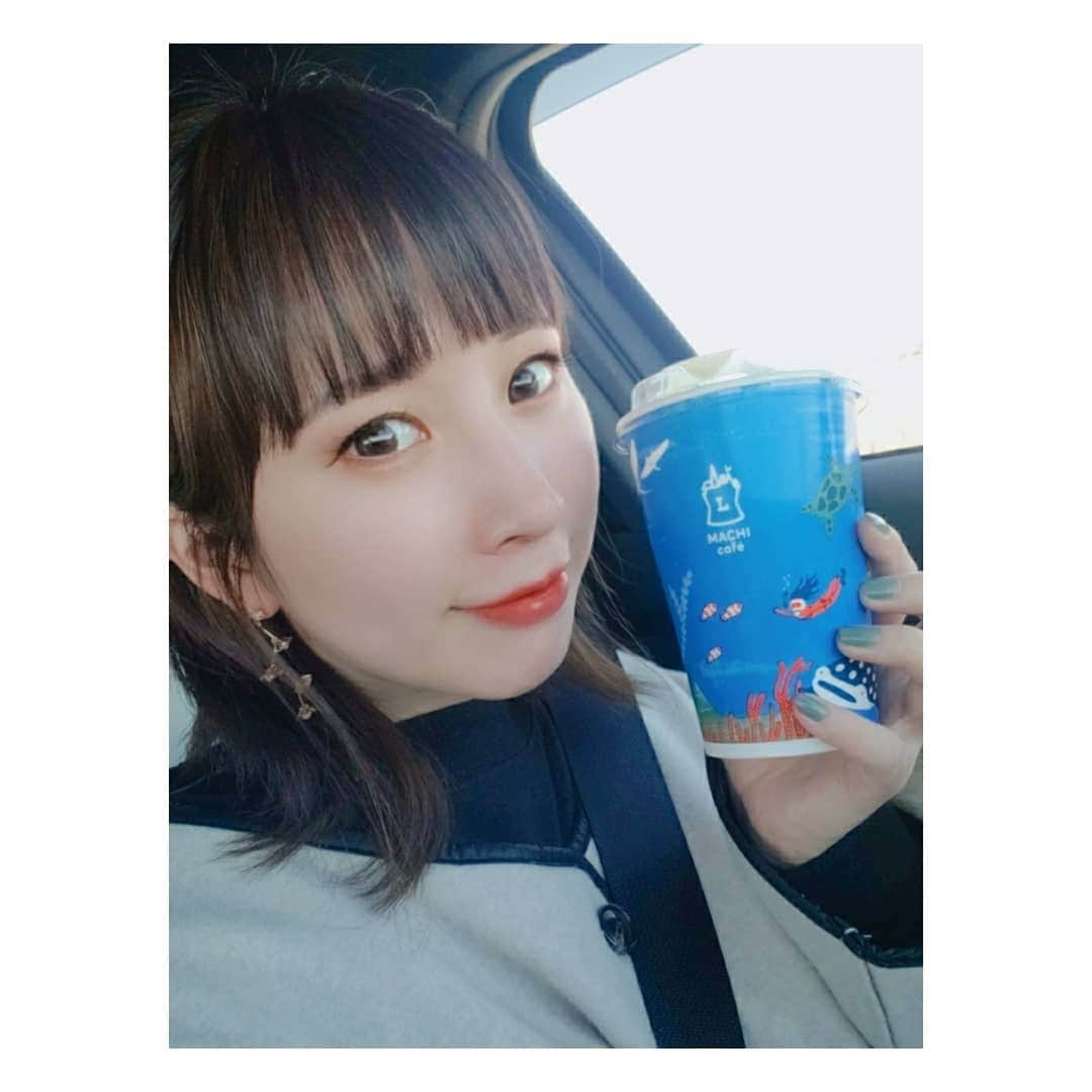 のインスタグラム：「ローソンのアイスラテのコップがかわいい🎀  これから練習行ってきまーす🎳  #ローソン #カフェラテ #アイスラテ #自撮り女子 #自撮り #コーヒー #前髪ぱっつん #切りすぎた」