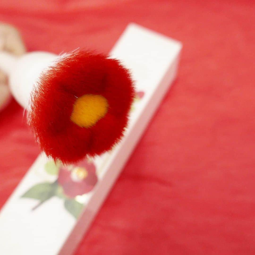美的 Biteki's official Instagram! さんのインスタグラム写真 - (美的 Biteki's official Instagram! Instagram)「「イニスフリー」のブランドの舞台・チェジュ島。その美しさを表現し、毎年登場するメイクアップ限定コレクション「Jeju Color Picker」が今年も発売されます！ 今回は、“純愛（True Love）”を象徴するツバキの花がテーマ。 赤く立派に咲き誇るツバキ、白い雪の中にたたずむツバキ…ツバキの様々なシーンからインスピレーションを受けたカラーが揃っています。 ✨✨✨ 【ラインアップをcheck】 ◆「カメリア アイパレット（￥2,800税抜）」 咲いたばかりのツバキの花をイメージした9色のアイシャドウパレット。普段使いやすいベージュ系から、アクセントとして織り交ぜることができるレッドまで、バリエーション豊かなカラーがセットされています。 マット、シマー、グリッターと質感もそれぞれ異なり、立体的な目元に。 時間が経っても色ぐすみしにくく、メイクしたてのクリアな発色をキープしてくれるのも嬉しいポイントです。 ・・・ ◆「カメリア ペタル ティント（3色 各￥1,200税抜）」 ふわふわのソフトなテクスチャーで唇になじみ、ふんわりマットな口元を演出するリップティント。 縦ジワにもピタッと密着し、ふっくらなめらかに仕上げます。 ツバキ種子油を配合し、しっとり感もGOOD！ ・・・ ◆「カメリア リリーフ リップオイル（￥1,200税抜）」 ほんのりとした色づきのリップオイル。レッドカラーが血色感のある健康的な唇を演出します。 しっとりするのに、ベタつきを感じさせにくく、デイリー使いにぴったり！ ・・・ ◆「カメリア チーク ブラシ（￥1,400税抜）」 毛にツバキを連想させるカットやカラーリングが施された、見た目にも美しいチークブラシ。 肌当たりのやわらかな人工毛を採用し、チークを優しく、スムーズに塗布できます。 ✨✨✨ まだまだおうち時間が続く中、メイクでチェジュ島の魅力を楽しめる限定コレクション。ぜひチェックしてみては？ ※3月1日より数量限定発売  【2.22追記】カメリアチークブラシは、ブランド在庫の都合により販売が中止となりました。  #イニスフリー#innisfree#メイク#メイクアップ＃チェジュ島#アイシャドウ#アイシャドウパレット#コスメ#限定#スウォッチ#リップオイル#マットリップ#レッド#red#椿#コスメレポ#プチプラ#プチプラコスメ#bitekicom」2月19日 14時21分 - bitekicom