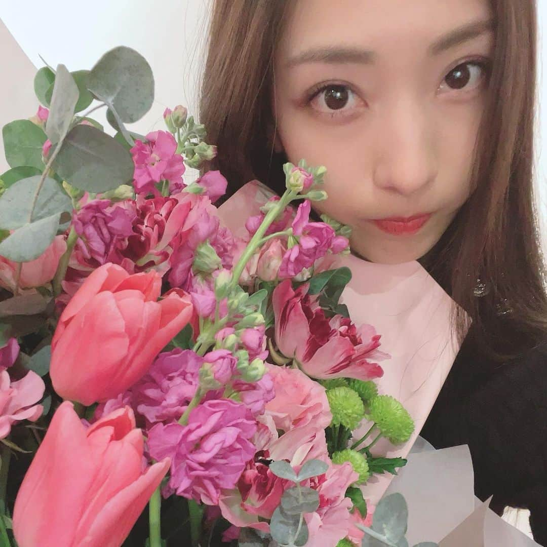 砂田早紀さんのインスタグラム写真 - (砂田早紀Instagram)「遅れましてHappy Valentine’s Day 🌹  日本は女性が男性にチョコレートだけど、 本当は男性が女性に贈り物する日なんだよね💐🎁笑🥸  兄のストーリースクショしたんだけど 宣伝の仕方が雑すぎ笑 一応150年って、、、😶笑 タグ付けはしておきました、一応。笑  バレンタインの次は 大好きなひな祭り🎎🌸 ピンクで街中が満たされる季節。  コロナの中大変な時期ですが、お雛様を飾られるお家が沢山でありますように。  #happyvalentinesday#girlsday  #ひな祭り」2月19日 14時25分 - sakisunada_