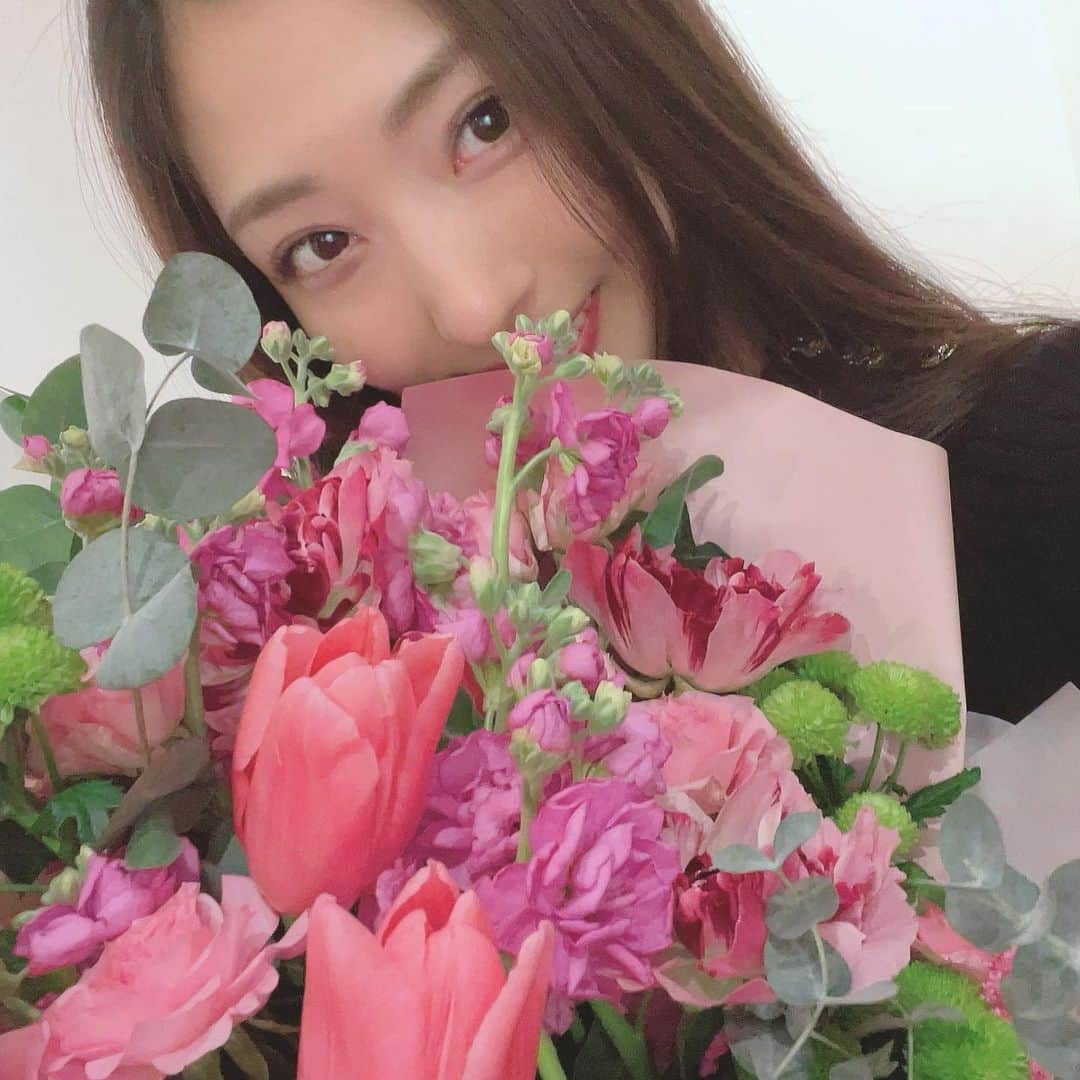 砂田早紀のインスタグラム：「遅れましてHappy Valentine’s Day 🌹  日本は女性が男性にチョコレートだけど、 本当は男性が女性に贈り物する日なんだよね💐🎁笑🥸  兄のストーリースクショしたんだけど 宣伝の仕方が雑すぎ笑 一応150年って、、、😶笑 タグ付けはしておきました、一応。笑  バレンタインの次は 大好きなひな祭り🎎🌸 ピンクで街中が満たされる季節。  コロナの中大変な時期ですが、お雛様を飾られるお家が沢山でありますように。  #happyvalentinesday#girlsday  #ひな祭り」