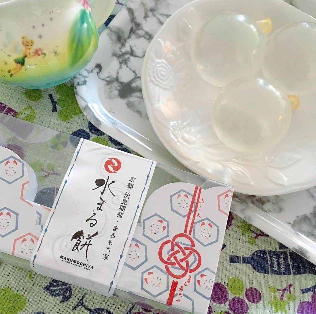 葵さんのインスタグラム写真 - (葵Instagram)「今日のおやつはこちら🍭  京都の千本鳥居で有名な伏見稲荷大社で和菓子屋を運営しております「まるもち家」の水まるもち♡  @marumochiya  まるもち家サイト(和菓子屋)はこちらです。 https://www.marumochiya.com/  ストーリーにもリンク貼りますね！  『水まるもち』は、以前Twitter等で26万イイネ！を獲得したこともあって気になっていました^ ^ 現在まるもち家では... 店舗購入での食べ歩き、オンライン販売の2種類を取り扱っているそうなので全国各地の皆さん食べられますよ！  爪楊枝でプチっとわってお皿に出します。  水もちは食べると水みたいにシンプルな味でした！付属の黒蜜ときな粉をかけるとさらに美味しかったです！ かなりぷるんぷるんでとても美味しいですー💖  #まるもち#和菓子 #水まるもち#おやつ時間 #おうち時間#京都 #デザート#おやつタイム」2月19日 14時26分 - dolphin_coconut