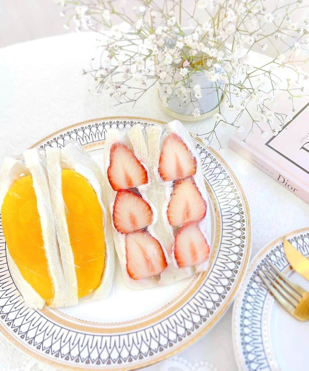瀬戸早妃のインスタグラム：「朝ごはんに…🍓🥭　 ぺろりと食べてしまいました🤤🍞 . #フルーツサンド #fruitsandwich」
