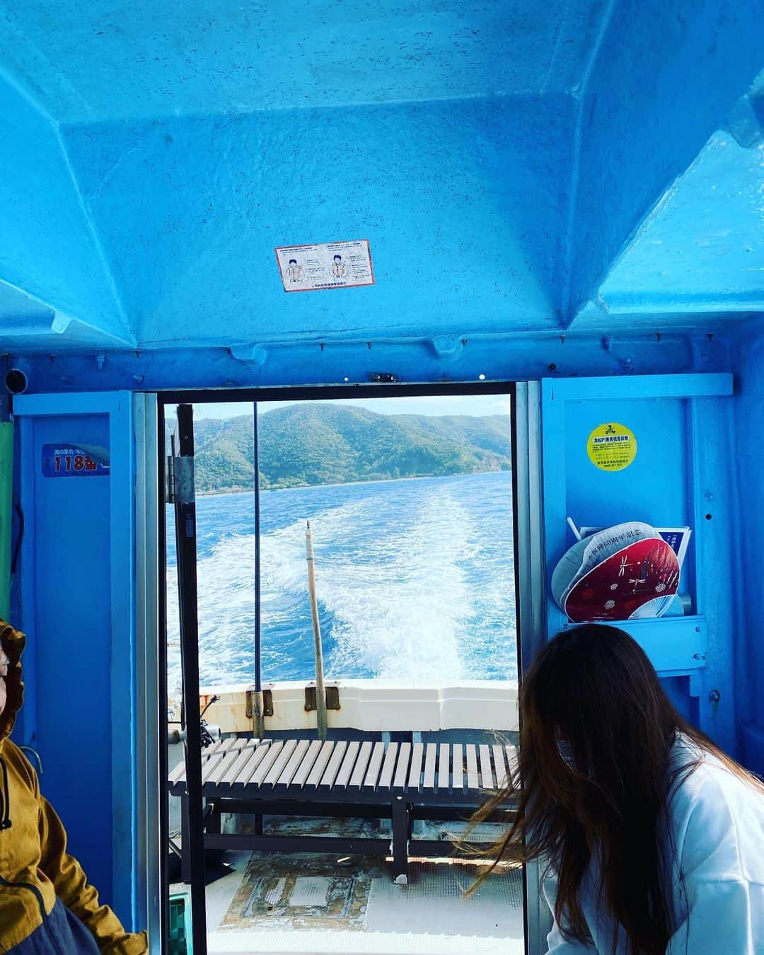三谷晶子のインスタグラム：「船は青くも海も青く。  The ship is blue and the sea is blue.  #加計呂麻島 #kakeroma  #kakermajima #kakeromaisland #island #islandlife #islandvibes  #islandpics  #islandmovie  #islandgirldiaries  #islandphotography #beach #beachlife  #beachlifestyle  #beachgirlforlife #japan_of_insta  #japan_photo  #sea #oceanview」