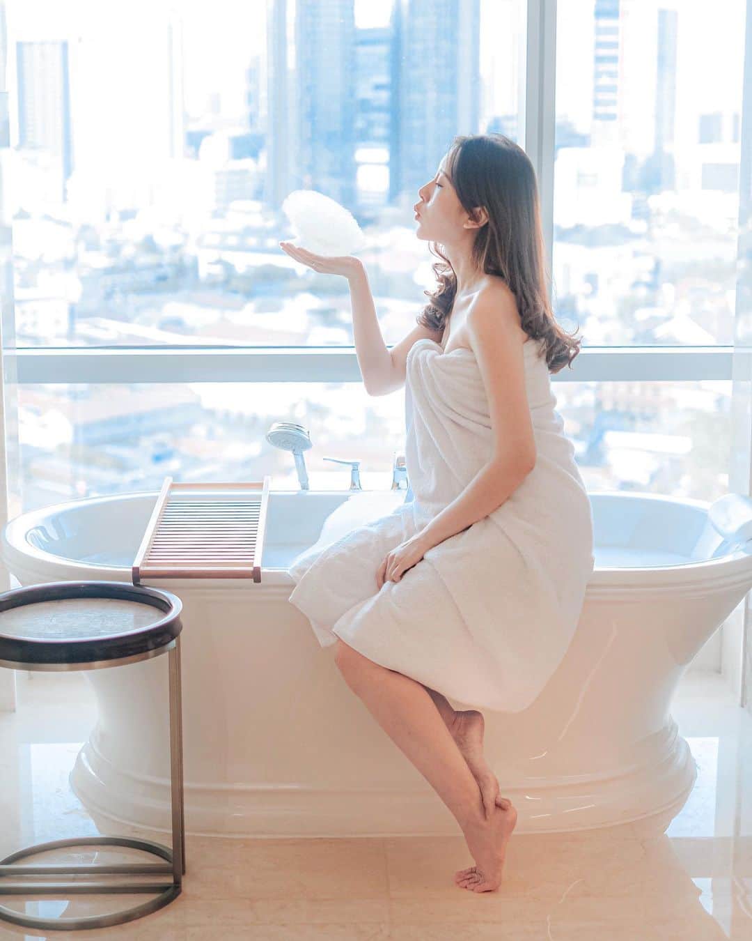 ジェシカ・ヤマダのインスタグラム：「Edisi kangen staycation 🛁😌💭⁣ Terakhir staycation kayaknya... waktu lagi hamil @jessbebes ini 😅👆 Nulis ini sambil ngaso di WC dengan anak-anak lagi nungguin di depan pintu, terus mikir: kerjaan masih numpuk (salah satunya @dafitmom.id, bantu doa dan follow yah 🤗💜), beres-beres rumah habis pindahan belom kelar juga, terus oh iya, tadi sus nitip beli apa ya? 🤹‍♀️⁣ ⁣ Yauda deh post foto ini dulu aja buat self reminder suatu hari nanti pokoknya HARUS staycation. 😤😂👋⁣ ⁣ #jesswears #jess🥚 #kangen #staycation」