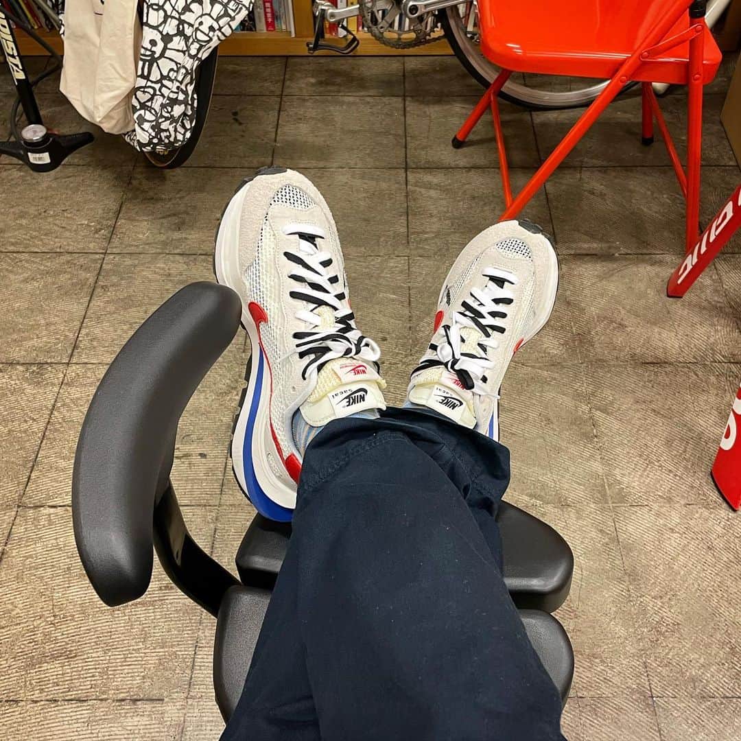 SHUHEI.Kのインスタグラム：「最近ベンチプレスが楽しくなってやってたら腰痛に。。 そこで噂のアーユルチェアーを新しく導入したら骨盤の立て方を意識出来るようになり、腰痛解消！ デザインもスマートでお気に入り。」