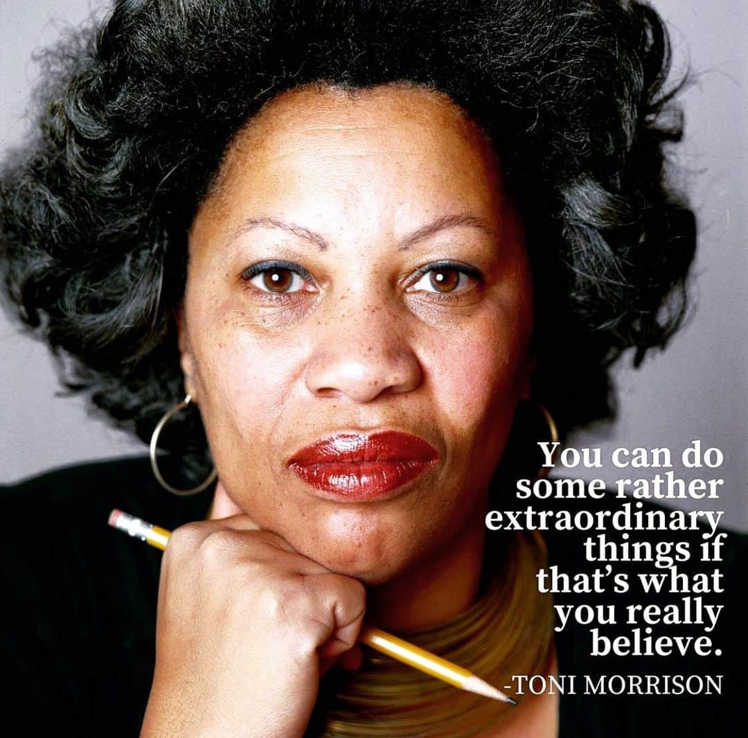 ジェシー・ウィリアムズのインスタグラム：「happy birfday a legend living through literature.  the one called Toni Morrison, whom i forget nothing about. Least of which is her death, on the day of my birth.  whether written or spoken, always felt: an ongoing word...  💜❤️🖤💚💛 📚💫」