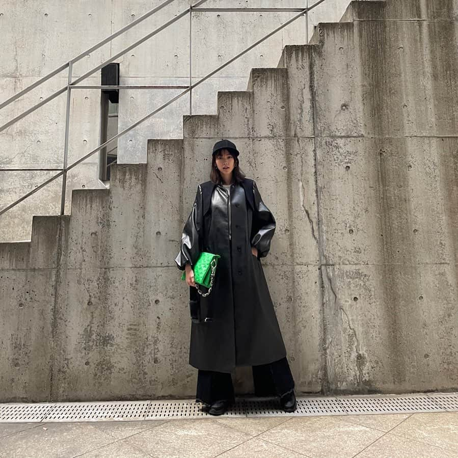 桐谷美玲さんのインスタグラム写真 - (桐谷美玲Instagram)「coat&pants: #lautashi bag: #louisvuitton #LVcoussin shoes: #zara capはありさと絢からのプレゼント🥺 photo by @tsuchiyama_daisuke」2月19日 14時48分 - mirei_kiritani_