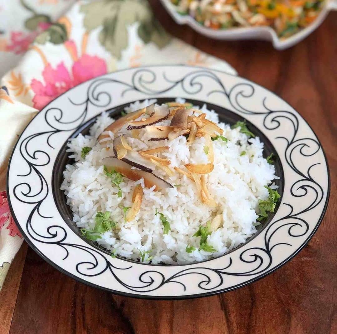 Archana's Kitchenのインスタグラム：「This Thai Coconut Garlic Rice Recipe is a delicious rice recipe, where the rice is cooked with fried garlic and coconut milk to lend those lovely Thai notes to the dish. It makes a perfect rice to go along with a hot curry. Search for the recipe “Thai Coconut Garlic Rice” in our app. Link to the app in the bio @archanaskitchen」