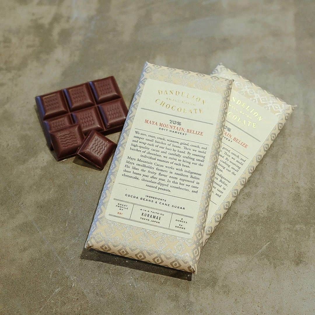 ダンデライオン・チョコレート・ジャパンさんのインスタグラム写真 - (ダンデライオン・チョコレート・ジャパンInstagram)「■チョコレートの正しい保存方法は？おいしさを保つためのコツ Part 1﻿ ﻿ ﻿ チョコレートは傷みにくい食品ではあるものの、温度変化の影響を受けやすく、保存方法には注意する必要があります。しかし、チョコレートの適切な保存方法は、実はあまり知られていません。﻿ そのため、保存しておいたチョコレートを食べようとしたら、白っぽくなったり、ボソボソした食感になったり、風味が大きく落ちてしまったりした…なんて経験はありませんか？﻿ ﻿ ここでは、チョコレート本来のおいしさを保つための基本の保存方法をご紹介いたします。﻿  -------------------------------------------------﻿ チョコレートを保存する前に、賞味期限を確認しよう﻿ ------------------------------------------------- チョコレートを保存する際は、まずそのチョコレートの賞味期限と保存方法を確認するのがポイントです。﻿ ﻿ 賞味期限は、そのチョコレートを安心して食べられる期間のことで、チョコレートの種類によって変わってきます。特に、生クリームなどを使用した水分量の多いタイプは賞味期限が短いため、保存期間にも注意が必要です。中には、数日しか持たないものもあります。﻿ チョコレートの賞味期限や保存方法については、パッケージなどに記載されています。﻿ ﻿ ------------------------------- 種類別・チョコレートの保存方法﻿ ------------------------------- 保存方法もチョコレートの種類によって異なります。﻿ 「一般的なチョコレートチョコレートバー（板チョコレート）」「ガナッシュチョコレート」「ボンボンショコラ」の3つのタイプ別に見ていきたいと思います。﻿ ﻿ ▶︎一般的なチョコレートやチョコレートバー（板チョコレート）の場合﻿ チョコレートバーなどの一般的なチョコレートは、22℃以下を目安に保存するのがおすすめです。夏場を除けば、常温保存でも問題ないかと思います。ただ、暖房などによって室温が上がる場合は、お気をつけください。﻿ また、直射日光や湿気もチョコレートを劣化させる原因となるため、高温多湿を避けられる場所に保存しましょう。﻿ もし、ワインセラーがご自宅にあるようでしたら、そこに保存すると最適な環境をキープしていただけます。﻿ ﻿ ▶︎生チョコレート・ガナッシュの場合﻿ 生チョコレートとは、溶かしたチョコレートに生クリームを合わせ、冷やし固めたものです。ケーキのデコレーションに使われたり、トリュフやフォンダンショコラの中に入っていたりする「ガナッシュ」は、生チョコレートを冷やし固める前の、ゆるい状態のものを指します。﻿ 生クリームが含まれていることから、生チョコレートやガナッシュは長期保存には不向きです。そのため、保存する際には、必ず賞味期限をご確認ください。10℃以下での保存が望ましく、シーズンを問わず冷蔵庫で保存するようにしてください。﻿ ﻿ ▶︎ボンボンショコラの場合﻿ 果汁やアーモンド、ウイスキーなどを包んだ、トリュフのような一口サイズのチョコレートが、ボンボンショコラです。こちらは、16℃以下を目安に保存します。﻿ 季節によっては、室温でも問題ないと思います。﻿ ﻿ ﻿ ﻿ #dandelionchocolate﻿ #ダンデライオン チョコレート﻿ #beentobar﻿ #ビーントゥバー﻿ #craftchocolate﻿ #クラフトチョコレート﻿ #chocolate﻿ #チョコレート﻿ #cacao﻿ #カカオ﻿ #チョコレートの保存方法﻿ #保存方法﻿ #基本の保存方法」2月19日 14時46分 - dandelion_chocolate_japan