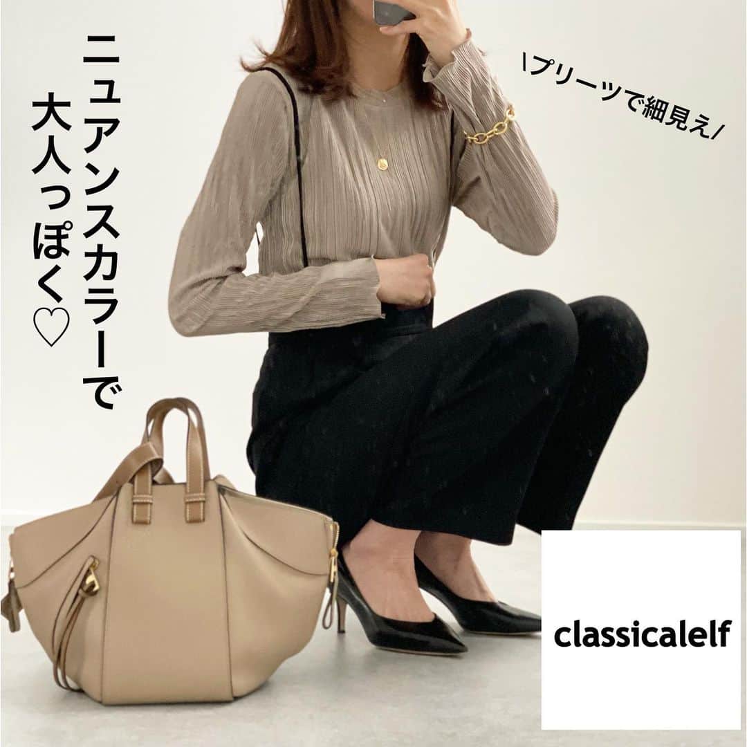 minminmaaaのインスタグラム：「・ ・ @classicalelf_official  ラウンドネックミドル丈ミニプリーツ袖メローリブブラウス ・ 程よいフィット感と細かいプリーツで細見え✨ ・ 今までサロペットとかキャミワンピのインナーは無難に白Tを合わせることが多かったけど、このブラウスにすると大人っぽくなるし高見えする気が😊💓 ・ ・ １枚着として着てももちろんかわいいです❤️ ・ ・ ・ #クラシカルエルフ #classicalelf #エルフコーデ #ブラウス#ブラウスコーデ#pr#お洒落さんと繋がりたい#お洒落女子 #大人コーデ#大人カジュアル#プチプラ#プチプラコーデ#今日の服#今日のコーデ #着回しコーデ#コーデ記録#ユニクロ #uniqlo#トレンチコート」