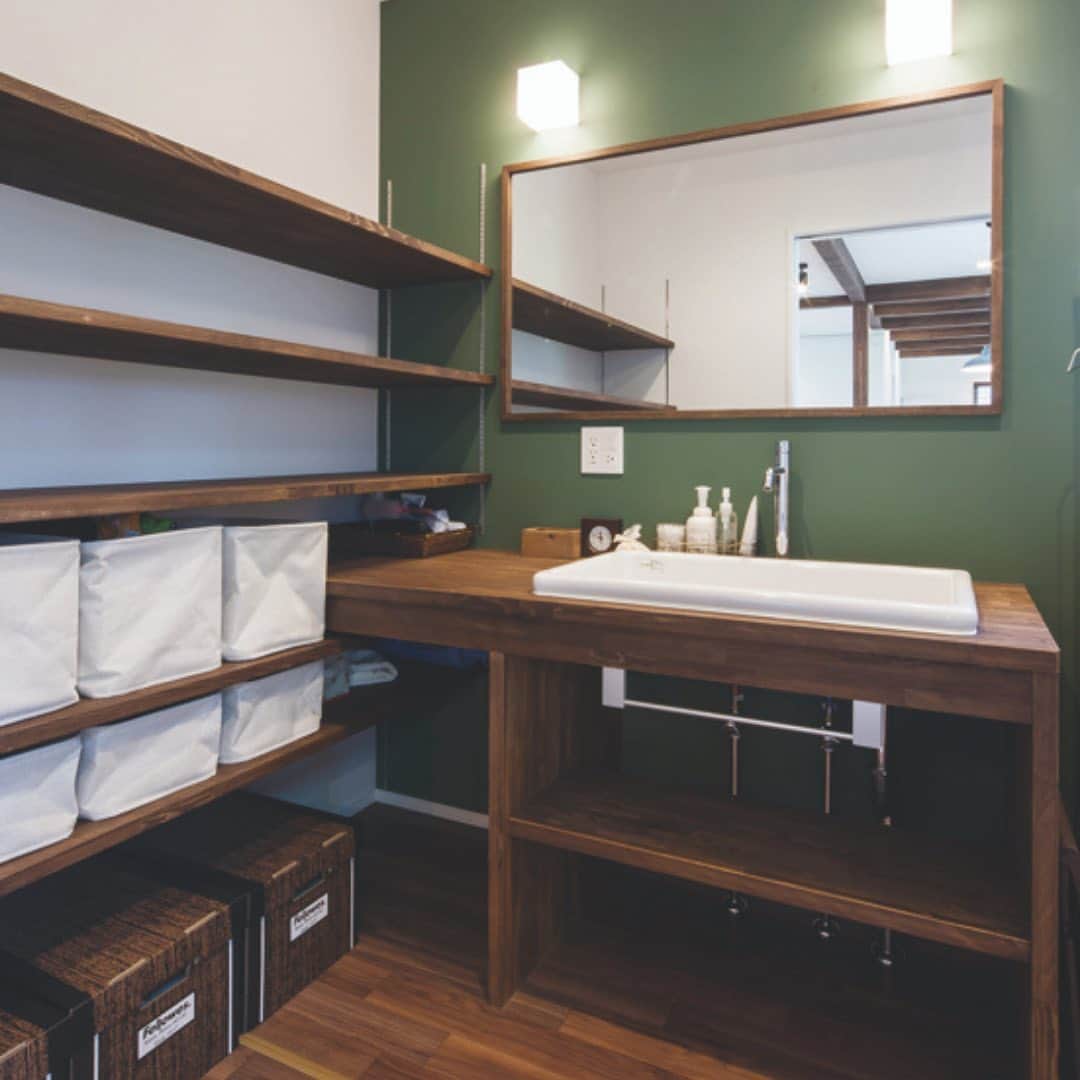 株式会社 加度商さんのインスタグラム写真 - (株式会社 加度商Instagram)「『CUBE型の白い家』 @kadosho1  ･ 家づくりの資料請求はコチラから→@request_kd . #外観#塗り壁#無垢材#ldk#吹き抜け#和室#小上がり和室#畳#無垢の床#鉄骨階段#マイホーム#新築#インテリア#家#住宅#工務店#自然と暮らす#シンプルな暮らし#おしゃれな家#家づくり#暮らしを楽しむ #マイホーム計画#自然素材#デザイン#住まい#かっこいい家#木の家#長期優良住宅#加度商#尾道注文住宅」2月19日 14時52分 - kadosho1