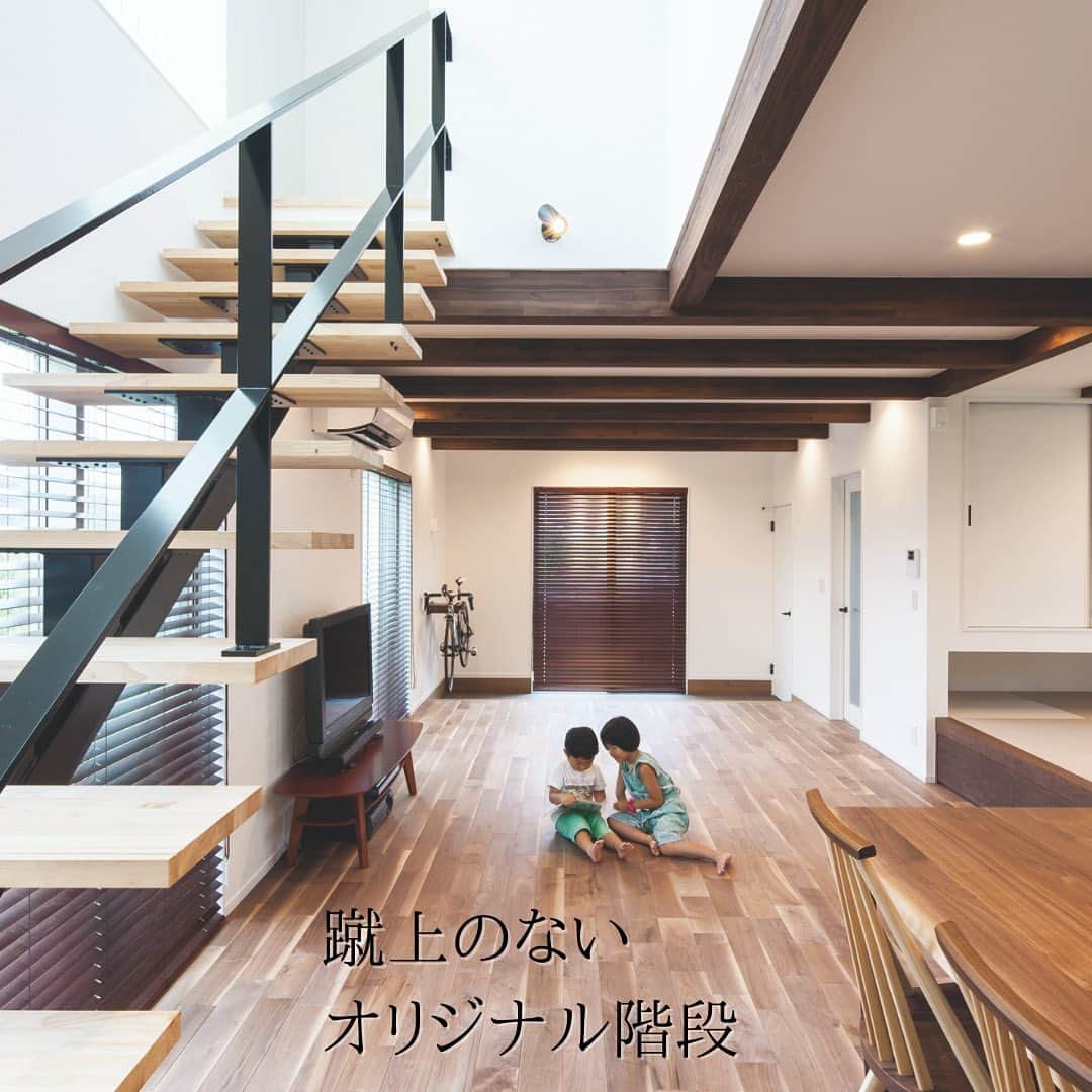 株式会社 加度商さんのインスタグラム写真 - (株式会社 加度商Instagram)「『CUBE型の白い家』 @kadosho1  ･ 家づくりの資料請求はコチラから→@request_kd . #外観#塗り壁#無垢材#ldk#吹き抜け#和室#小上がり和室#畳#無垢の床#鉄骨階段#マイホーム#新築#インテリア#家#住宅#工務店#自然と暮らす#シンプルな暮らし#おしゃれな家#家づくり#暮らしを楽しむ #マイホーム計画#自然素材#デザイン#住まい#かっこいい家#木の家#長期優良住宅#加度商#尾道注文住宅」2月19日 14時52分 - kadosho1