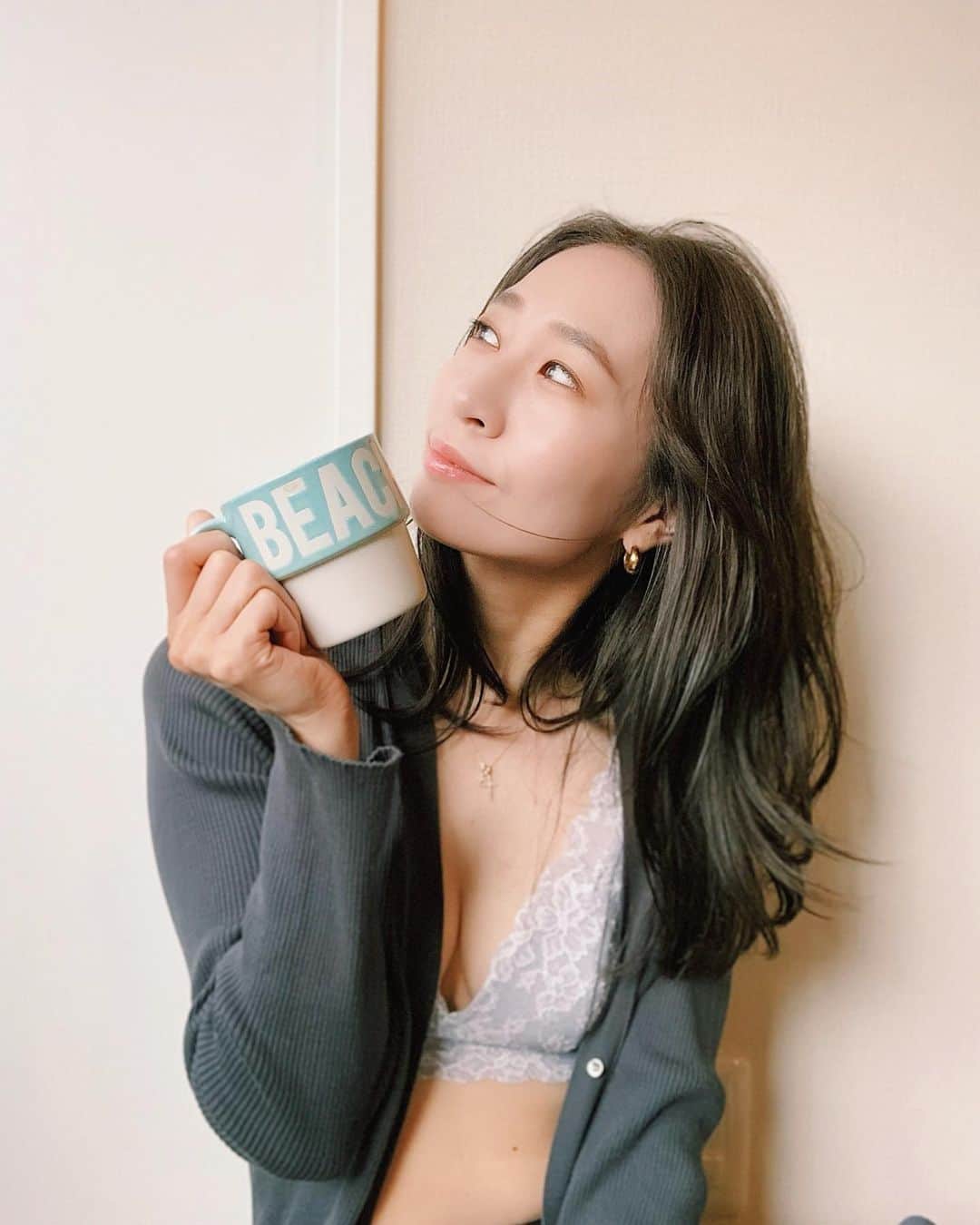 鈴木優美 のインスタグラム：「ほっと一息。 家にいる事が多くなると、やっぱり体に優しいインナーを選びたくなる！ 今着ているフェザーフィットブラは本当に優しい✨ . レースは柔らかくよく伸びる、日本製のストレッチレースのもの🤍 キュプラが入っており、吸放湿に優れ、滑らかな肌触りで、静電性にも優れます✨ シルクプロテイン加工により、肌に滑らかなシルクの機能を持たせているそうです♪ . レース機能に加えて、とにかく軽量にこだわり、ノンワイヤーなので締め付けがない🤍 それでいてしっかりフィットするように設計されています✨ フリーカットのレースを使用した、波々のカッティングも特徴的！ 日本製と優し〜いフィット感、デザインのこだわりならこちらです☺️ . . . . . . . . . #フェザーフィットブラ #フェザーフィットショーツ #日本製 #ノンワイヤーブラ #ストレスフリー #テレワークにも良き #あつみファッション #lingerielabo  #ランジェリーラボ #下着 #ランジェリー #PR #おうち時間　 #部屋着コーデ　 #ルームウェア　 #リラックス」