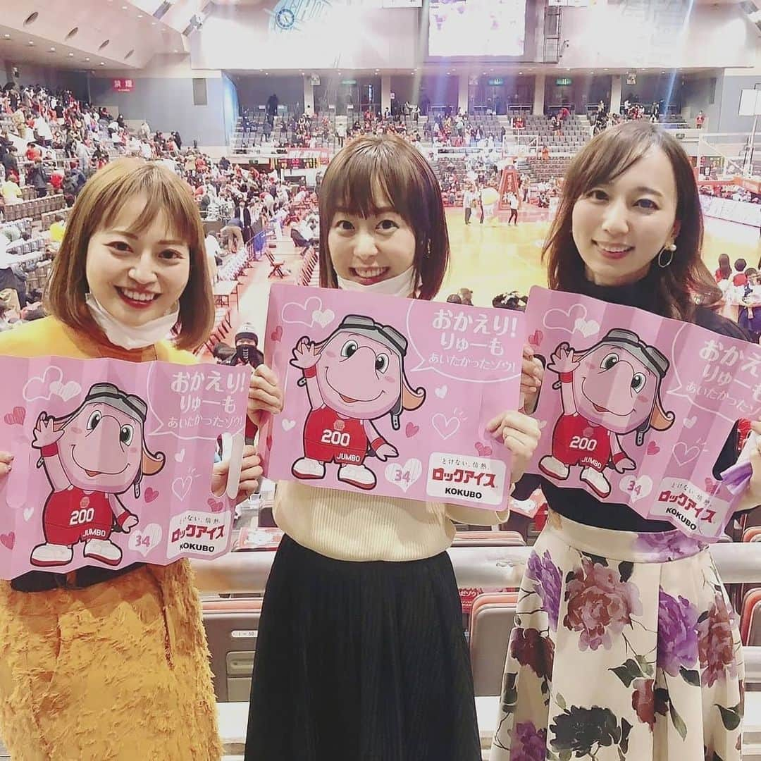 岸田彩加のインスタグラム：「先日の#千葉ジェッツ vs#信州ブレイブウォリアーズ 戦🏀 ・ #船橋アリーナ 久しぶり！観客数は減らしてても、やっぱりジェッツブースターはあつい！ 信州も取材で伺ってからすごく好きなチーム🥰 ・ 付き合ってくれたりょーこさん、ゆみちゃんありがとうございます😍ふたりと観るの楽しかったー！✨ ・ #bleague #bリーグ #バスケットボール #バスケ好き #アナウンサー #フリーアナウンサー #バスケ観戦 #千葉 #chiba」