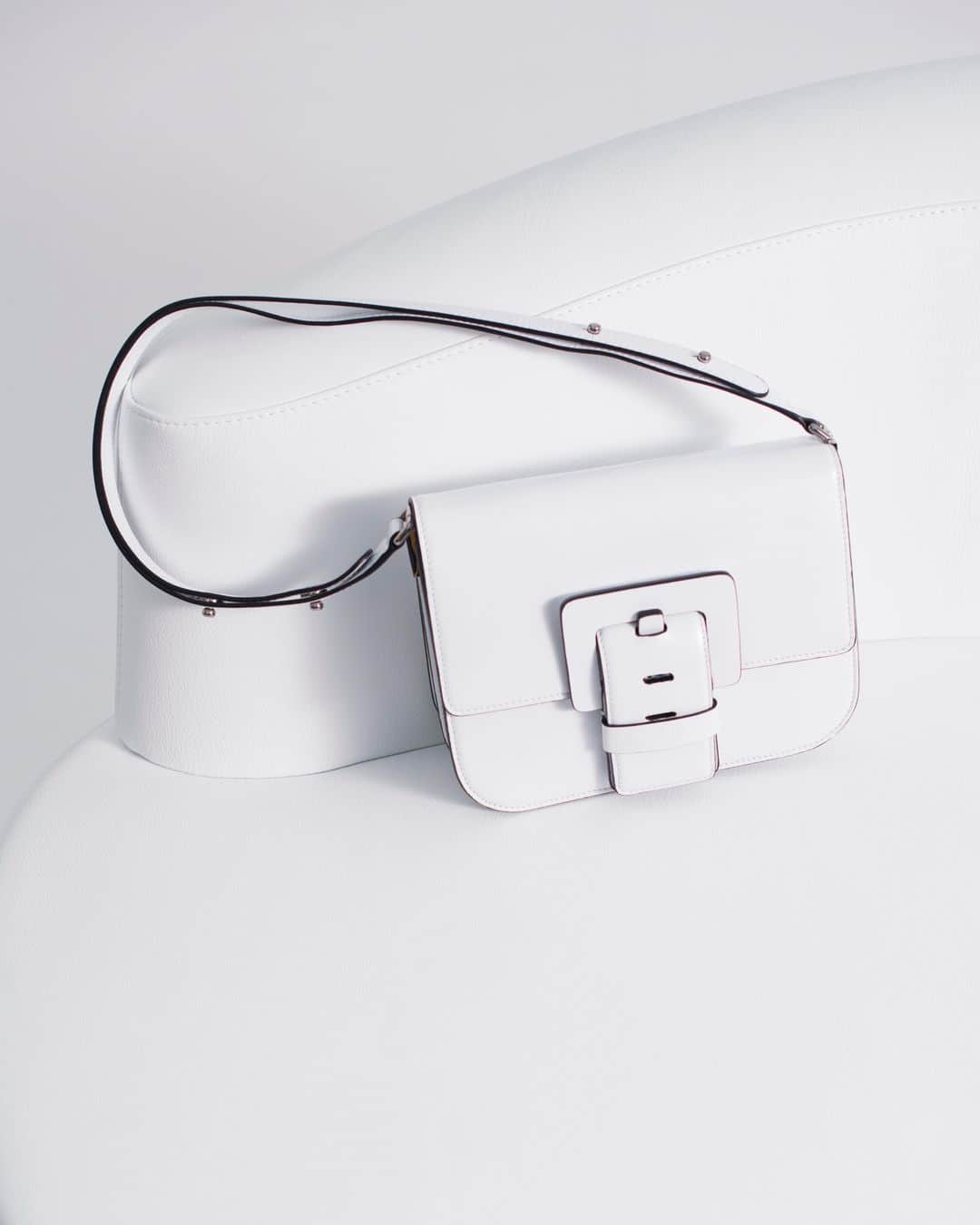 バルバラ ビュイのインスタグラム：「BRIGHTEN UP YOUR DAY WITH THE WHITE "TOUCH ME" !⁣ Discover the "Touch Me" summer shades, now online and in stores.⁣ photo - @ecoutecherie⁣ #barbarabui #ss21 #bag #signature #leather #colors」