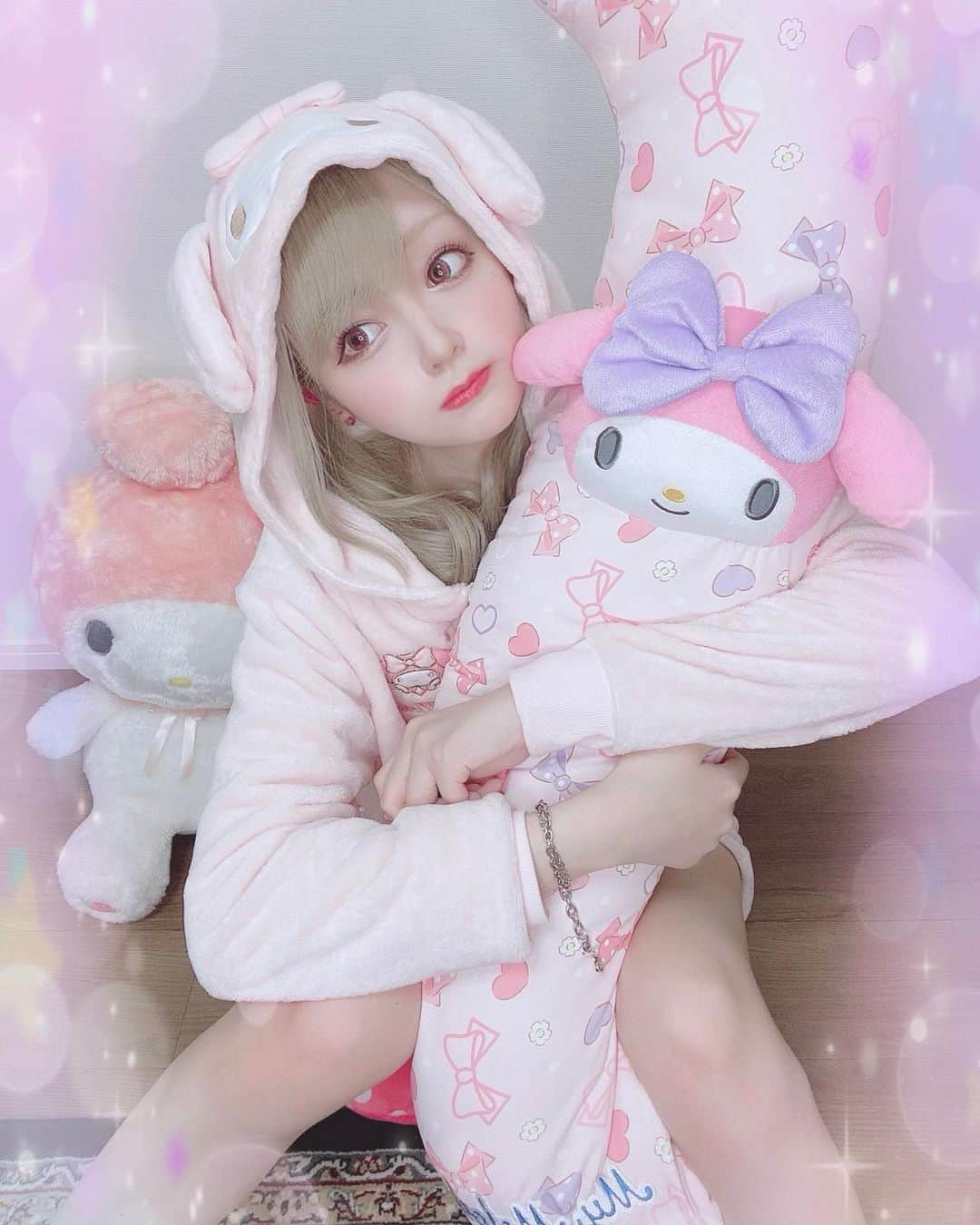 あかりのインスタグラム：「けっこーガチめな抱きまくら🎀 といっしょに まいにち就寝しております💭  このこがいると ひとりでも さみしくないもーん💕 (それゎうそ)(でもフィットかんさいこぉ)  #あかちゃむとめろたん #あかちゃむのぱじゃま #パジャマ女子」