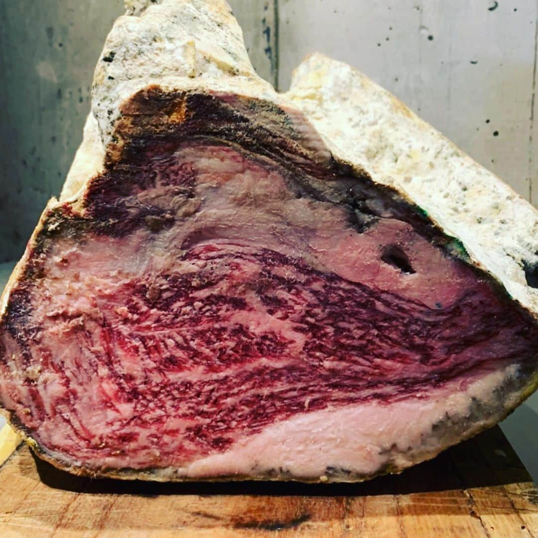 HAMADAHISATOさんのインスタグラム写真 - (HAMADAHISATOInstagram)「WE HAVE JUST RELEASED OUR RECORD HOLDING LONGEST DRY AGED KOBE BEEF BORN-IN RUMP. 459 DAYS AGED 😎 WE WILL BE SHARING ONLY WITH OUR MEMBERS FOR 1 WEEK OR SO. DON’T MISS OUT THIS FIRST TIME ONLY OFFERING -DON’T THINK WE CAN DO THIS LONG AGAIN😂 . #wagyumafia #kobebeef #459days #dryaged #rumpsteak」2月19日 15時03分 - wagyumafia