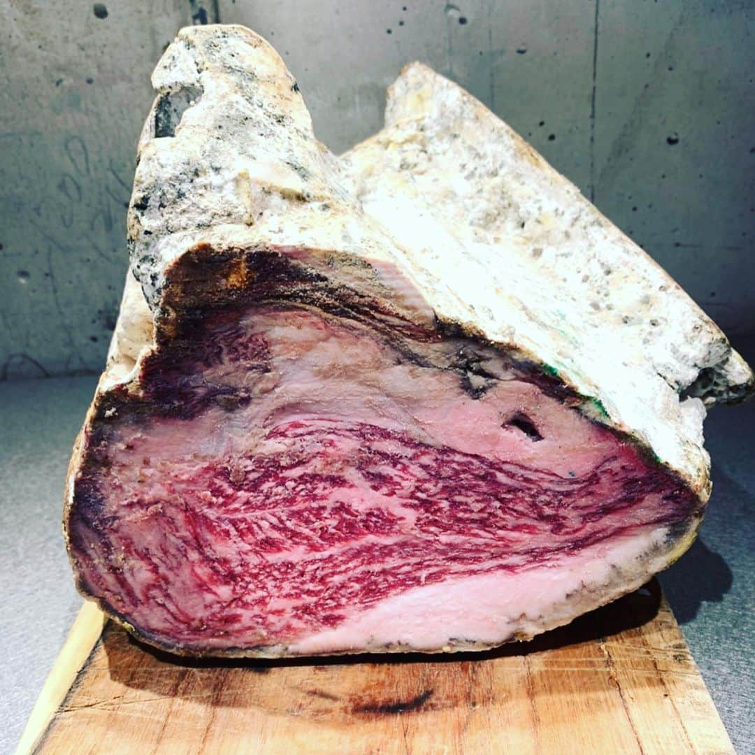 HAMADAHISATOさんのインスタグラム写真 - (HAMADAHISATOInstagram)「WE HAVE JUST RELEASED OUR RECORD HOLDING LONGEST DRY AGED KOBE BEEF BORN-IN RUMP. 459 DAYS AGED 😎 WE WILL BE SHARING ONLY WITH OUR MEMBERS FOR 1 WEEK OR SO. DON’T MISS OUT THIS FIRST TIME ONLY OFFERING -DON’T THINK WE CAN DO THIS LONG AGAIN😂 . #wagyumafia #kobebeef #459days #dryaged #rumpsteak」2月19日 15時03分 - wagyumafia