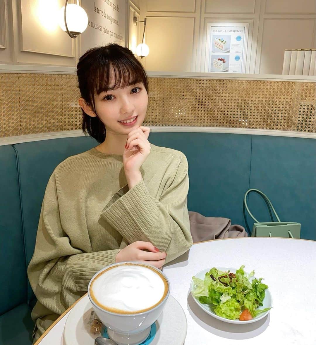 漆畑瑠菜のインスタグラム：「行ってよかった思えるカフェ☕️ ・ 新宿駅のルミネ1にあるからふらっと行きやすいしパスタとケーキが美味しすぎるしコスパもよし!!👌🏻 店内の雰囲気も可愛かった💘 しかも去年できたばっからしい🤔  2枚目は爆笑してる時の😂 ・ #新宿#新宿カフェ#カフェ#ランチ#ラテ #新宿ルミネ#rituelcafé#駅近カフェ#おすすめカフェ #iphoneカメラ#セルフィー#カラコン#久々つけてみた」