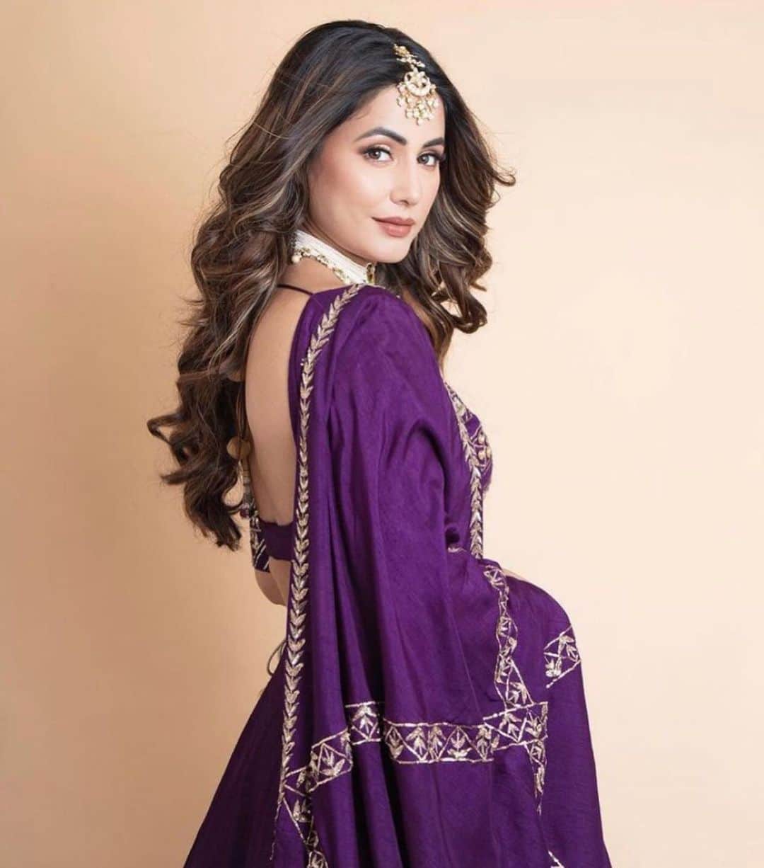 Indianstreetfashionのインスタグラム：「The aubergine grid ♥️  Hina Khan being a beaut as usual .. #indianstreetfashion @indianstreetfashion #indianwedding #weddings #weddingsupplier #wedding #weddingsofinstagram #instawedding  #bridesofindia #bridesofinstagram #indianbridaloutfit #bridaloutfit #weddinglook  #bridestyle #weddingtrend #jewellery #weddinginspo #weddingplanner #weddingblogger #destinationwedding #weddingchoreography #couture #weddingjewellery #weddingshopping #weddingseason #indiandesigner」