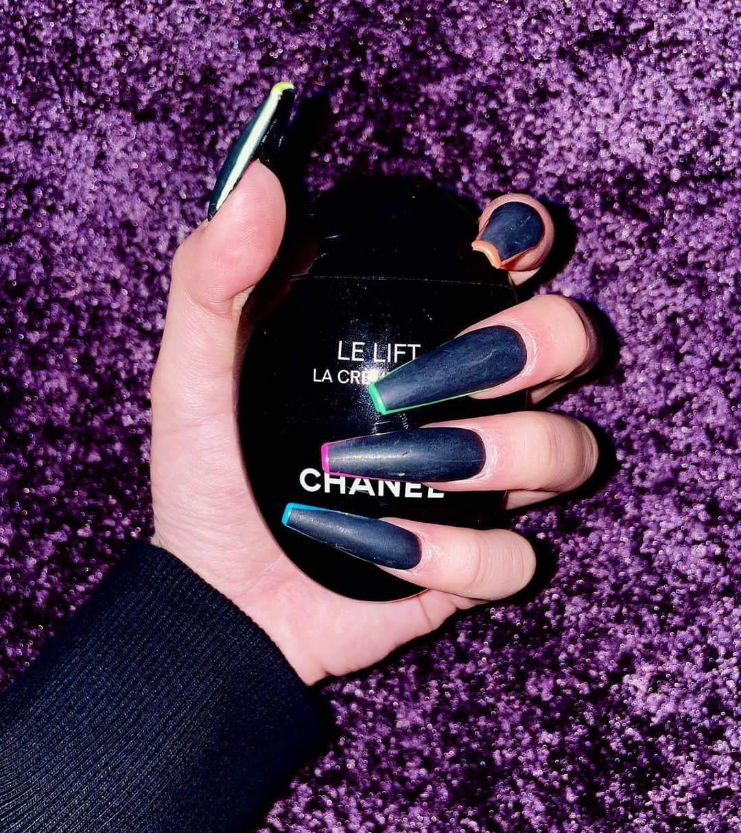 のインスタグラム：「NEW NAIL が激かわな件。  マットブラックに細めのフレンチを 蛍光色で💜  とりあえずお気に入りでしかない。  @ankhnail_aya さんの 細めフレンチの見切りうますぎる。 いつもありがとうございます😭  #nuts #gal #nails #nail #matblacknails #blacknails #ネオンネイル #フレンチネイル #スカルプネイル #ankhcross」