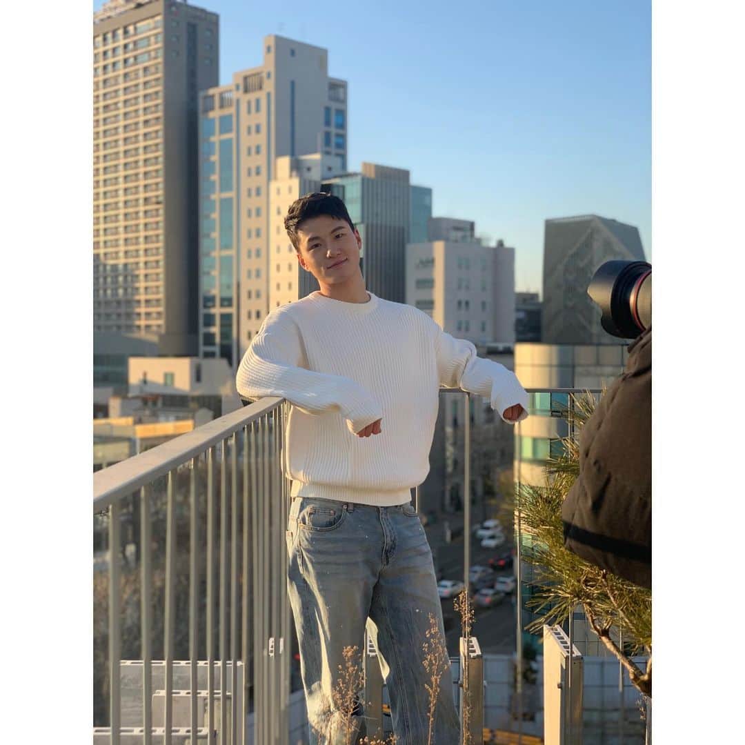 キングコングエンターテインメントさんのインスタグラム写真 - (キングコングエンターテインメントInstagram)「배우 신승호 씨의 영화 <더블패티> 매체인터뷰 엿보기 👀 현재 전국 극장에서 상영 중인 영화 <더블패티> 속 씨름 유망주 ‘강우람’의 이야기가 궁금하다면 승호 씨의 인터뷰를 통해 미리 만나보세요 ✌️ - #신승호 #ShinSeungHo #영화 #더블패티 #강우람 #개봉 #인터뷰 #비하인드 #🎥 #🍔」2月19日 15時09分 - kkbyss