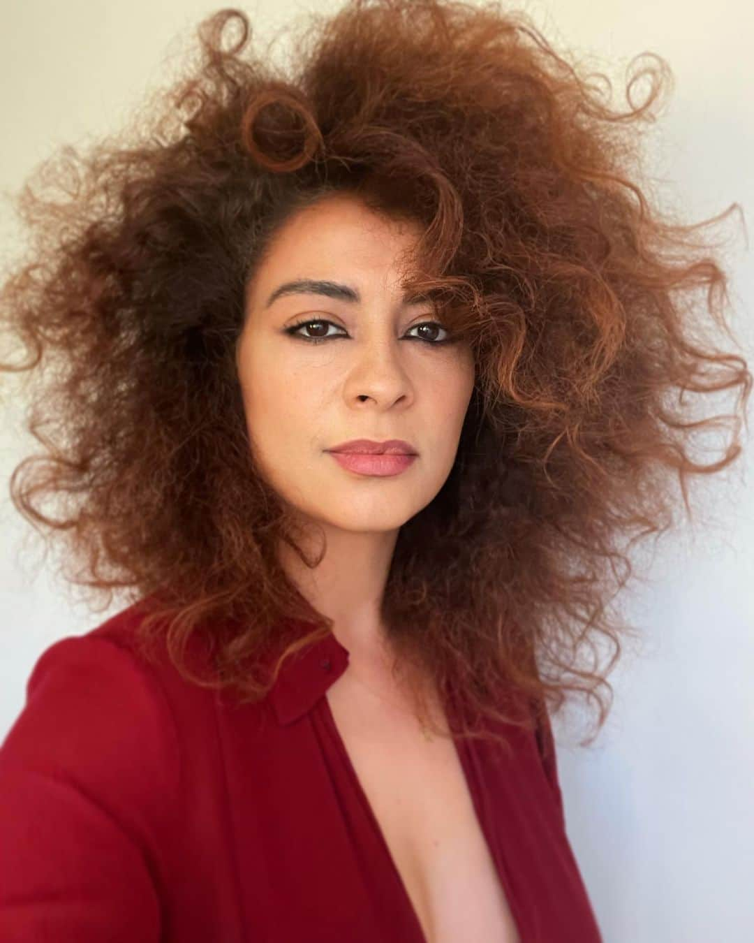 ヤスミン・アル＝マスリーのインスタグラム：「I have been letting my curly hair grow wild for the first time in my life and I am Not afraid of #volume .. I feel that I have a crown that I need to honor with a queens manner and wisdom.. #volume in my #hair like in my #words #thoughts #actions .. no apologizing about big hair days 💄  #wisdom」