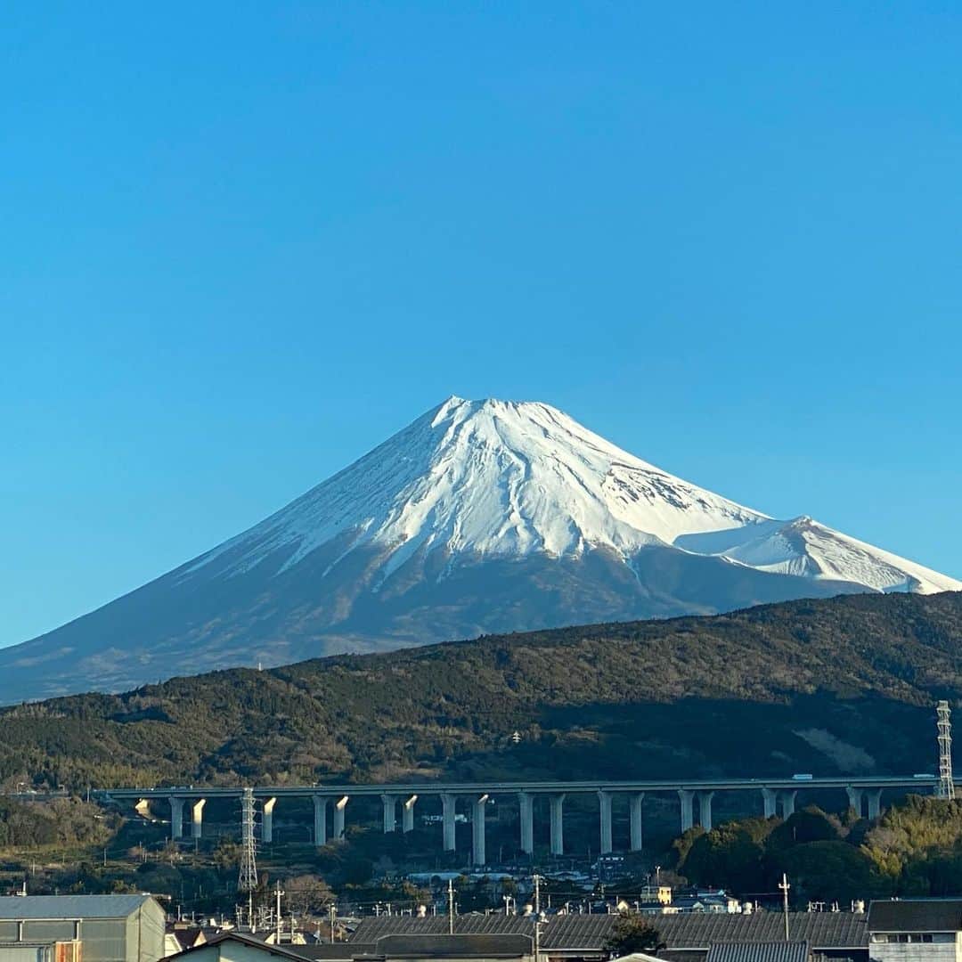 佐藤弘道さんのインスタグラム写真 - (佐藤弘道Instagram)「今朝の富士山。 新幹線の車内で撮影しましたぁ〜！ 綺麗に撮れたよ(^^)  一度でいいから登ってみたいなぁ〜。 みんなは登ったことありますか？？？」2月19日 15時17分 - satouhiromichi023