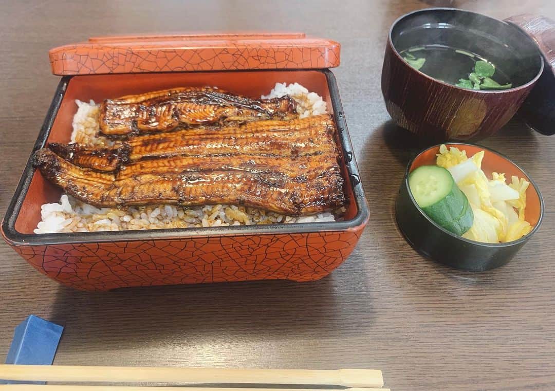 瑞羽奏都（水谷美月）のインスタグラム：「昨日のレース場に入る前にランチした桐生の鰻屋さん『うな福』  初めて行ったのですが… 注文してから蒸して、2度焼きなので時間はかかりますが、ほくほくふわふわで、とーっても美味しかったです💕鰻好きには幸せな一品でございました🍀山椒も自家製のもののようで、GOOD👍ご馳走様でした😆  お急ぎの方は、事前予約してから行くと良いみたいですよ✨  #鰻 #うなぎ #鰻重 #うな重  #山椒 #自家製  #美味しい #幸せ」