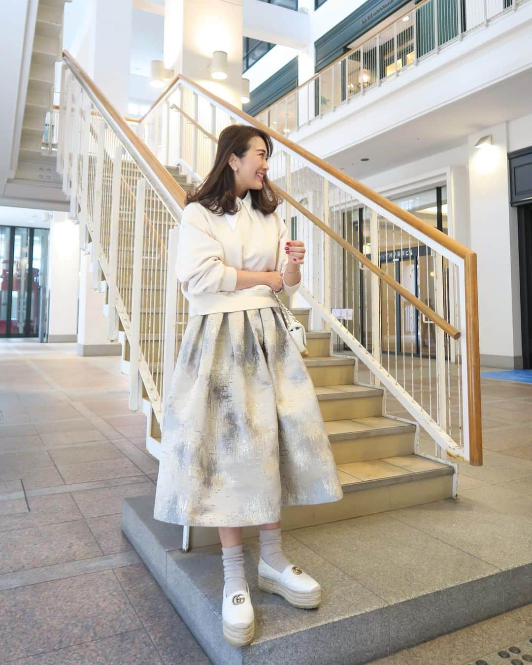 Mai Wakimizuのインスタグラム：「お待たせしました！ついにジャガードスカートの再予約販売が始まります♡お友達も沢山ゲットしてくれた大人気スカート。春っぽくベージュトーンでスタイリングしてみました♡4枚目に動画も載せてるのでご参考にして下さい＼(^o^)／ #wakkinstyle#ootd#coordinate#ママコーデ tops:#uniqlo skirt:#linkable @linkable_official(来週25日〜予約販売開始予定) bag:#chanel shoes:#gucci」
