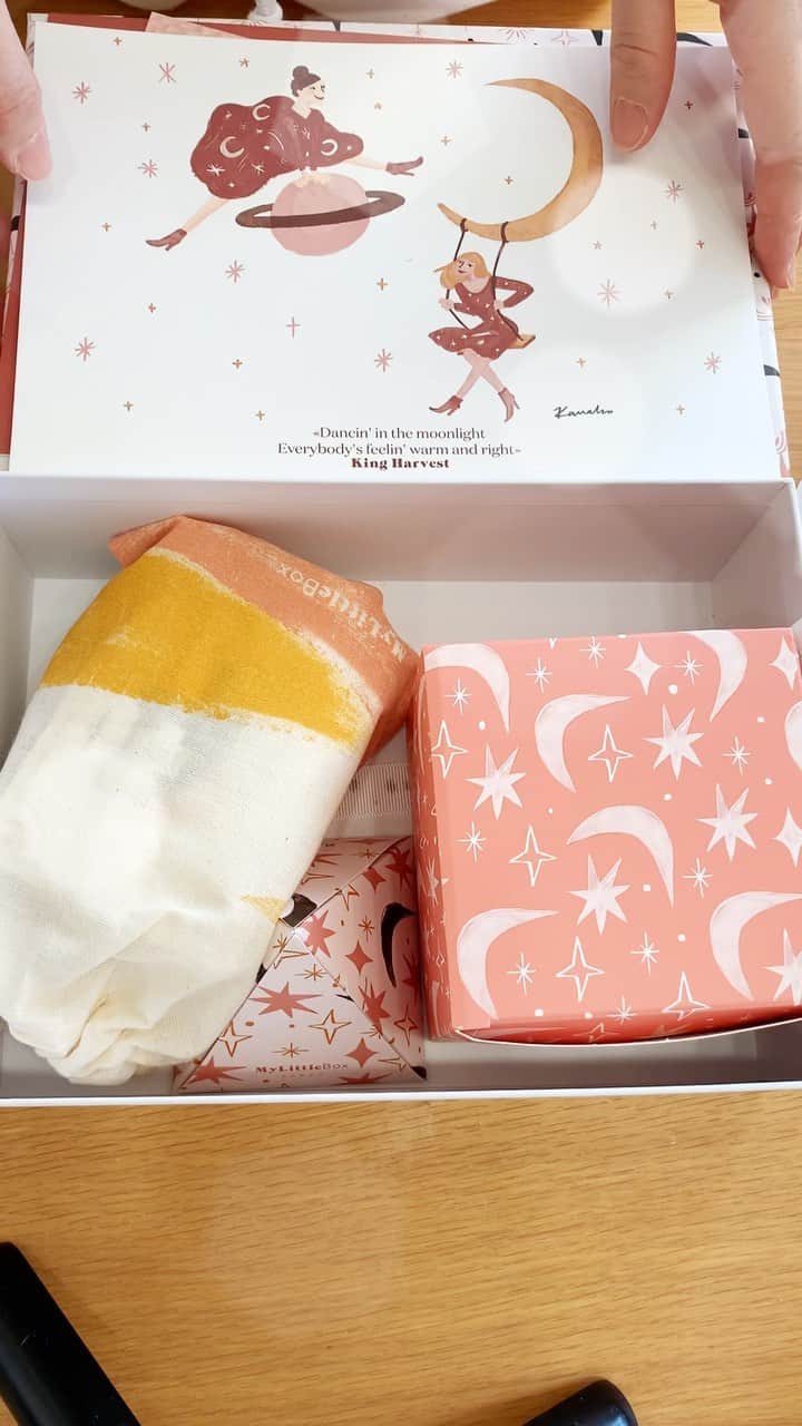 のインスタグラム：「@my_little_box_japan  2月は#シスレー とのコラボ✨  2月のMy Little Boxは、 フランス発のハイエンドブランドのsisley (シスレー) とのコラボレーションボックス ! 今回のコラボレーションボックスには、植物の力に着目したシスレーのスキンケア発想で、頭皮も毛髪も同時にケアしてくれるヘアケアアイテムと美容乳液とキャンドル、可愛いネックレスが入っておりました♪  箱を開けるだけでドキドキするMy Little Box💓 是非チェックしてみてね😊  https://page.mylittlebox.jp/2021february_sisley」