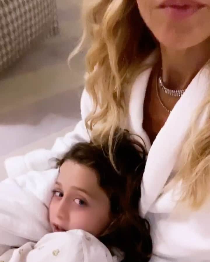 レイチェル・ゾーのインスタグラム：「Plans for the weekend..none #silverlining #cuddles 🙏🏻❤️」