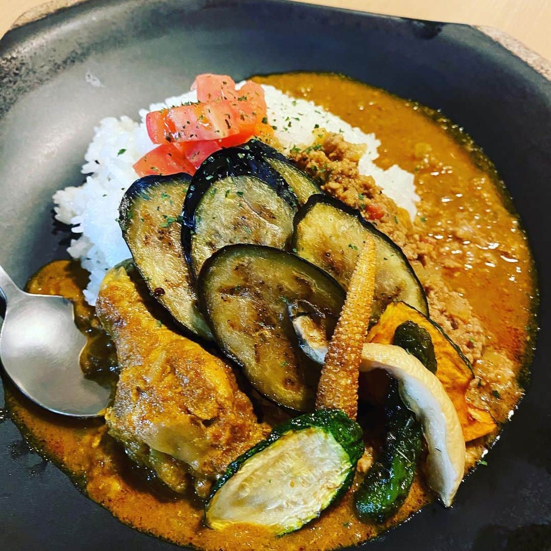 泳ぎイカ銘魚料理　磯銀のインスタグラム：「あいがけカレー🍛ナストッピングver  #磯銀#淀屋橋#肥後橋#鮮魚#日本酒#ランチ #大人の隠れ家#カレー食堂スパイス中毒」