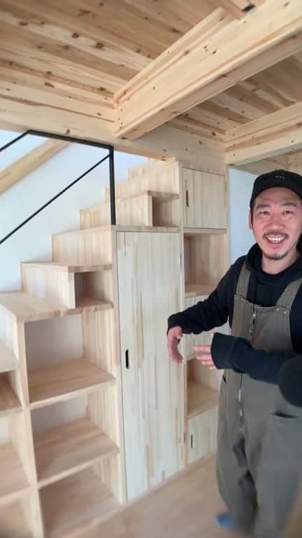 ネキストホームのインスタグラム：「2月19日金曜日のインスタライブは、#上三川町 に#吹き抜けのある家 を建てられたK様のお住まいからお届けしました！住まいと#小屋 を#ウッドデッキ で繋いだワクワクする空間が魅力です♪  #FREEQHOMES #BOOOTS  - - - - - - - - - - - - - - - - - - - -  ・ 時を超えた、 新しいスタンダード。 #NEXTHAUSDESIGN ・ - - - - - - - - - - - - - - - - - - - -  more photos → @nexthausdesign1947 - - - - - - - - - - - - - - - - - - - -  ・ #ネクストハウスデザイン は心地よい#木の家 をお客様と一緒につくる#木造 の#注文住宅 を中心とした、創業1947年に創業した#宇都宮市 の#工務店 です。 ・ 大手ハウスメーカー 等が推奨する、30年ごとに建て替える家ではなく、#無垢材 やモイス などの#自然素材 を使い、そのご家族の#暮らし 方に合わせた#心地よい暮らし をご提案しています。 ・ そんな#家づくり を実際に体感できる#モデルハウス がありますので、ぜひご見学ください。 ・ あなたの理想の#マイホーム の答えが私たちの#家づくり にあります。 ・ #新築 用の#土地探し から#住宅ローン 等の資金計画まで、DMやメール、お電話等でいつでもご相談ください。 ・ #マイホーム計画 中の方は、HPより資料請求して頂ければ、コンセプトブック等をお届けいたします。 ・ ↓のプロフィール欄からHPに移動できます。 ・ - - - - - - - - - - - - - - - - - - - -  @nexthausdesign1947 - - - - - - - - - - - - - - - - - - - - ・ ・ 施工対応エリア ・ #栃木県 全域 #宇都宮市 #さくら市 #真岡市 #下野市 #日光市 など ・ 車で1時間以内の範囲を主に施工エリアとしていますが、それ以外の地域の方もお気軽にご相談ください。 - - - - - - - - - - - - - - - - - - - -  このインスタの管理人は世界を変える住宅屋 @mizonobe です。 家づくりに関することも、そうで無いことも ご相談お待ちしてます！」