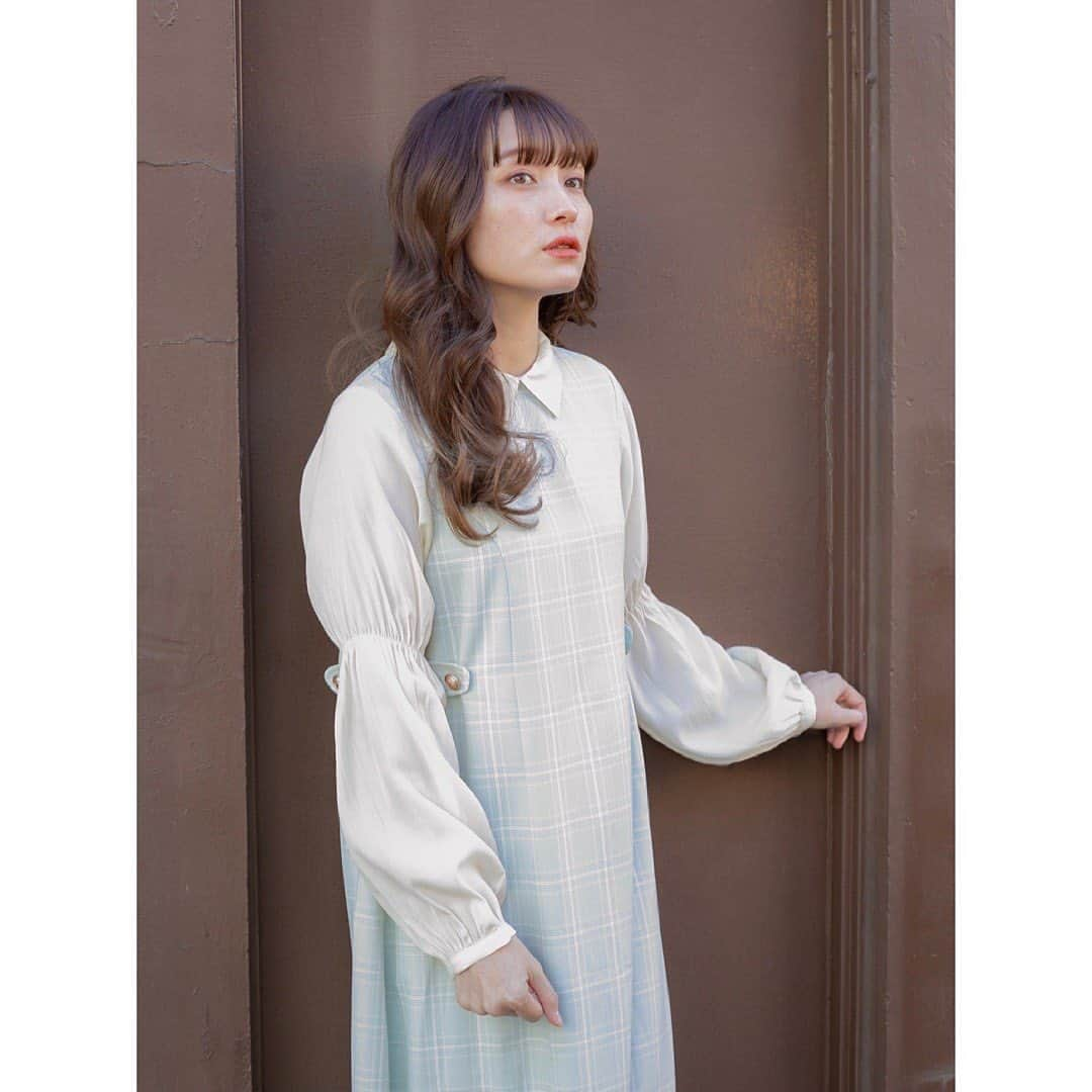 LEBECCA boutique Vintageのインスタグラム：「.﻿ Coming Soon💐﻿ ﻿ チェック柄と無地の2種類の生地を使用しています。﻿ ﻿ ﻿ #LEBECCAboutique #切り替えの早いワンピース」