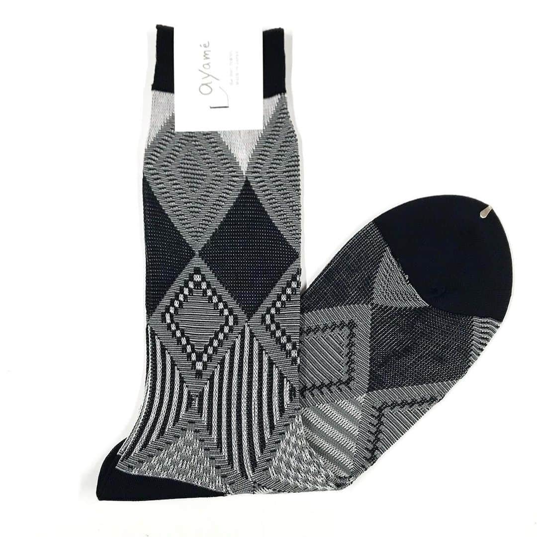 アヤメのインスタグラム：「Re stocked🖤🧦🤍 #再入荷 Trump card socks in black and white◼️◻️白黒シリーズ、The C53 NANA 7 @thec53 メンズ再入荷です⚫️⚪️ #ayamexthec53 #blackandwhitesocks #ayamesocks  #ayamecolorpalette #socksdesign #menssocks #textiledesign #socksoftheday #🧦 #くつした #靴下好き」