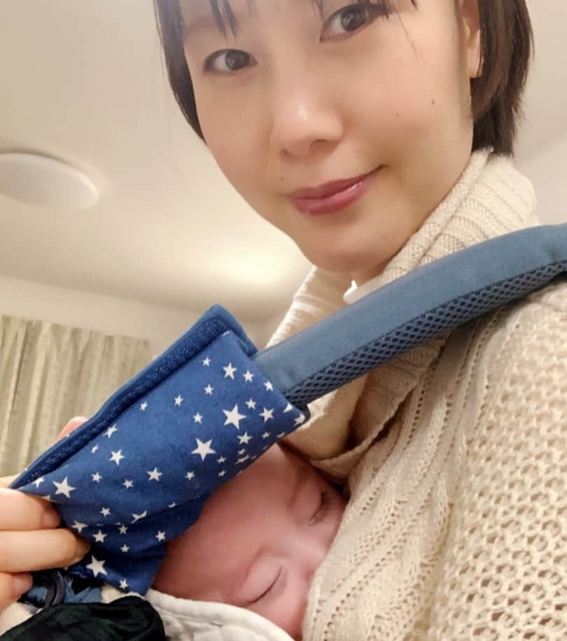 中嶋佳子さんのインスタグラム写真 - (中嶋佳子Instagram)「生後3ヶ月を過ぎた息子は、なんと今日、電車デビューして、一緒にオーディションデビューもしました。 移動はお利口さんにしてくれて母は助かったよ😭 . 長時間の抱っこで肩はガチガチ…ストレッチ頑張ります . . #boybaby #3m12d #生後3ヶ月 #中嶋佳子 #女優 #役者 #actor @yoshiko_world #japaneseactors  #男の子ママ #姉弟ママ #寝不足ママ #生後3ヶ月男の子 #生後104日 #電車デビュー #オーディション #お利口さんでした #抱っこ紐 #疲れた #肩こり」2月19日 15時51分 - yoshiko.nakashima