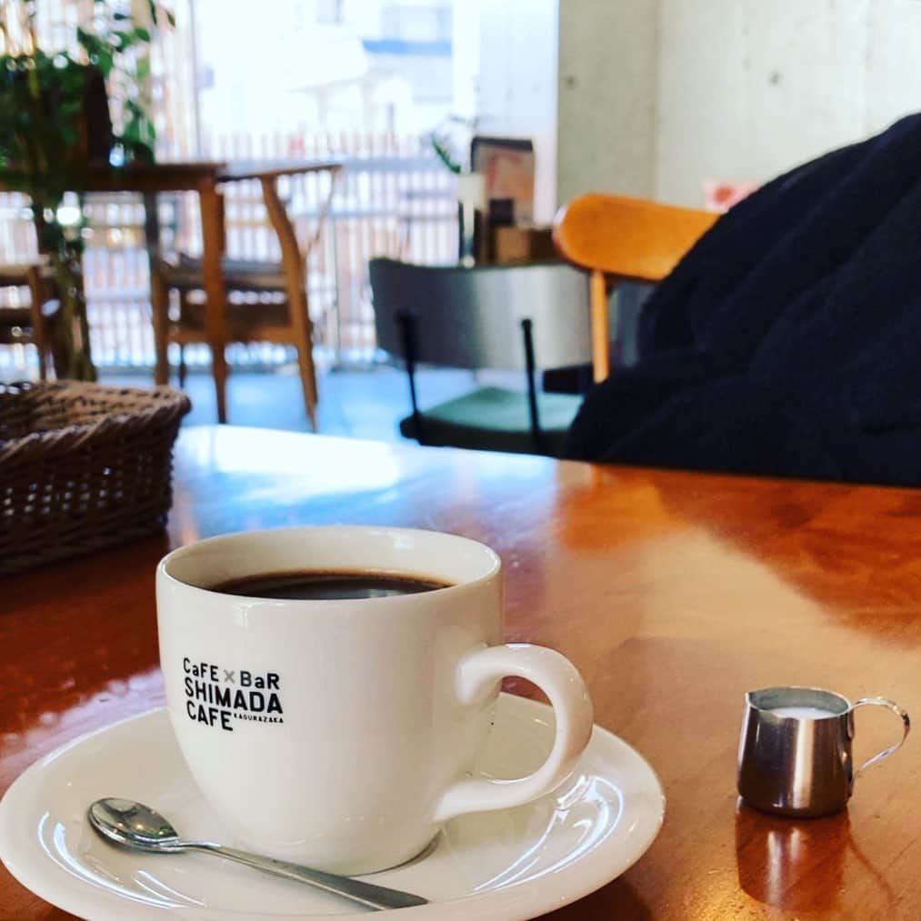 園崎未恵のインスタグラム：「時間が空いて喫茶。 向かいの黒いのは無造作に置いてしまったわたしのコート。 #cafe」