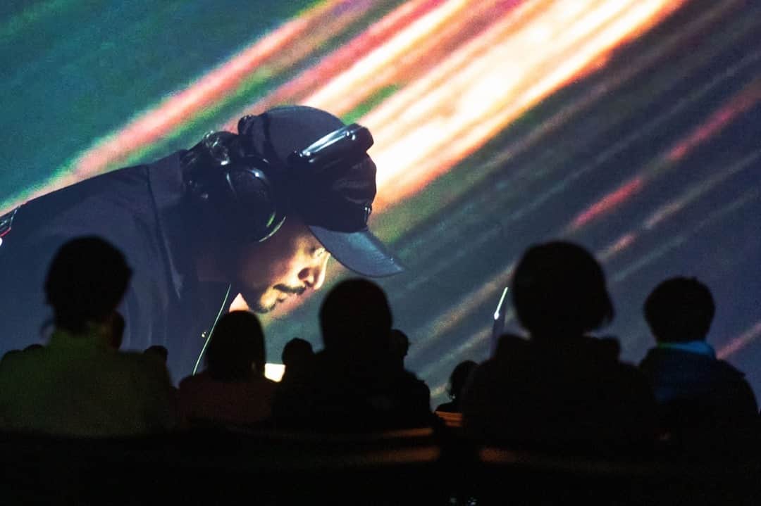 Block.fmのインスタグラム：「MUTEK.JPが渋谷ストリーム ホールにてNANO MUTEK.JP 2021ライブパフォーマンスのアーカイヴを上映！⁠ ⁠ 2月23日（火）〜26日（金）にかけて上映されるのは今年2月初旬に渋谷ストリーム ホールにて行われたもの。⁠ ⁠ 日本の環境音楽、アンビエントミュージックのパイオニア、INOYAMALAND；RhizomatiksのDaito ManabeとSatoshi Horii；大野哲二によるオーディオビジュアル・プロジェクト「Intercity-Express」；音楽家／シンガーソングライターの角銅真実のアーカイブが配信される。⁠ ⁠ 詳細はlink in bio」