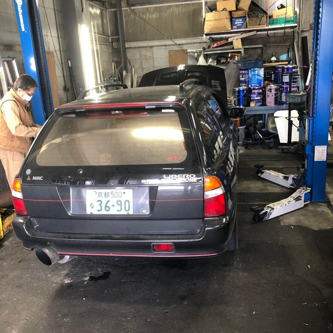 直樹 加藤さんのインスタグラム写真 - (直樹 加藤Instagram)「.. 34歳の時に違法改造車として買ったリベロ改です。ただ今54歳なんで、20年も乗ってる事になりますね。  2回かな？いわゆる闇車検で凌いでいたのですが、取り締まりが厳しくなってきたのを受け公認改造車として公認をとりました。  10年ほど前に、走行距離も12万キロとなったので、エンジンの内部をフルオーバーホールしました。  先週の、日曜日、久しぶりに暖かく晴れていたので、国道162号を美山は安掛の道の駅までドライブに出ました。  楽しくアクセルが踏めて、無事に帰ってきまして、車庫入れをしておりました。  一度エンストをして、再始動する時にセルモーターが回らず、バッテリーが上がった様な状態になりました。  しばらく置いてセルを回すと、何とかエンジンがかかりました。  調べてみると、ランエボ１は、1992年5月の発売との事。  という事は、約30年動き続けていた事になります。  交換時期ですよね。  部品は、長野県の信越電装さんに、ラテール経由で発注しました。  近所の整備工場に交換をお願いするも、ネジ類の錆による固着もあって、旧車専門店にお願いする事になりました。  京都の旧車屋さんと言えば、上賀茂の斎藤商会さんですよね。  ２月は、整備待ちの車でパンパンとの事で、３月１日に入院の運びとなりました。  治ったらまた走りに行こう。  まだまだ乗りまっせ〜  #大文字屋加藤酒店 #西七条 #梅小路 #町の酒屋 #4g63 #公認改造車 #三菱 #三菱リベロ #ランベロ」2月19日 16時01分 - daimonjiyakatonaoki