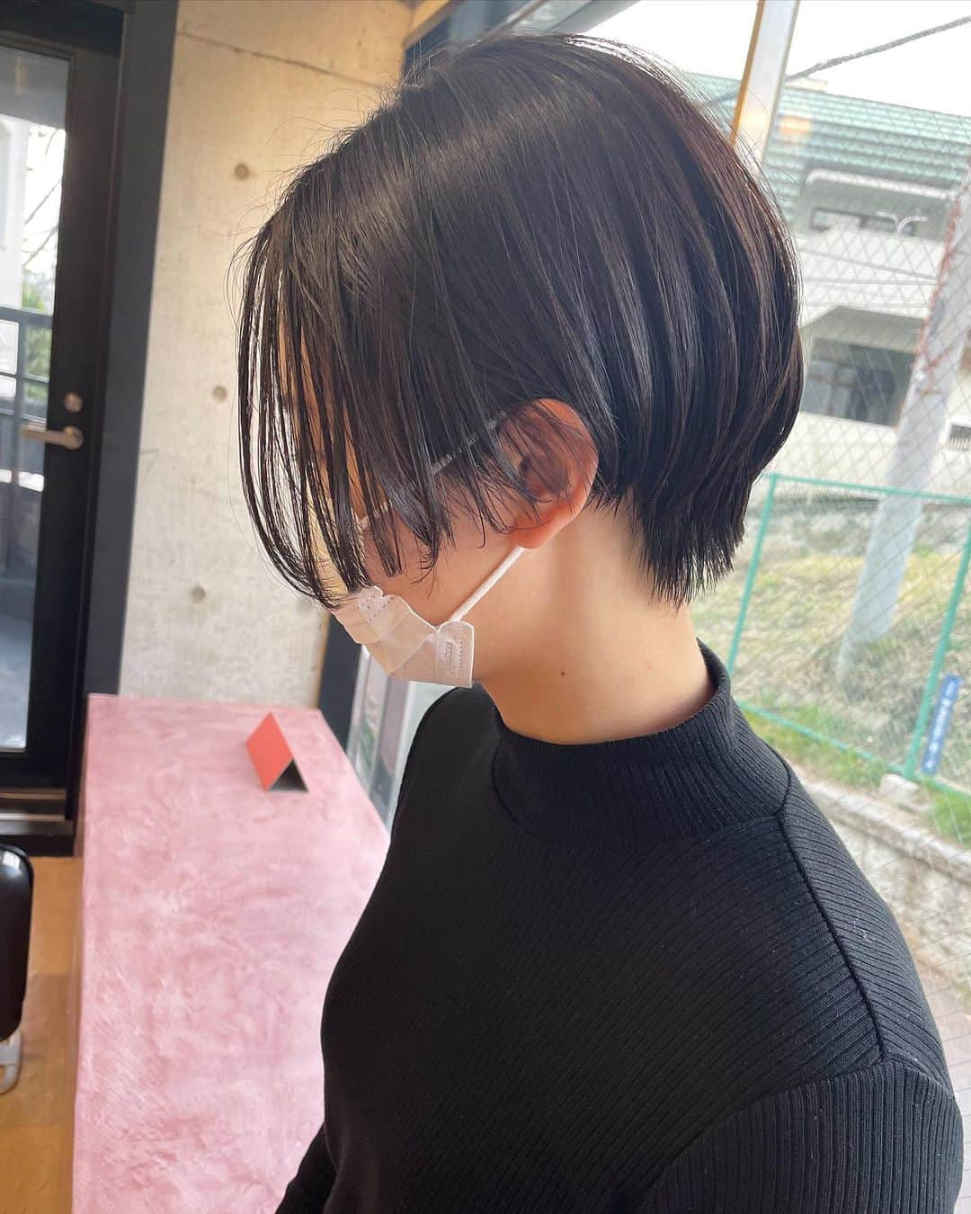 淺川美穂さんのインスタグラム写真 - (淺川美穂Instagram)「. ボブからばっさりショートに✂︎ 女性らしい丸みとちょっとクールな顔周りのぱつっとLINEが可愛い♡ カラーは 透けて柔らかく見える #six_オリーブ  いつもありがとうございます♡」2月19日 16時01分 - asakawa_miho_