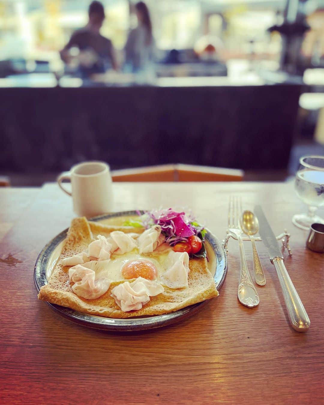 マキろんのインスタグラム：「北長瀬ブランチのなかにある USSUでガレットランチしてきたよ🍴💖✨ ・ オススメの場所 連れてってくれて ありがとぉ😘 ・ 幸せタイムすぎてついつい 長居しちゃった❣️ ・ ランチやセットのお客様は 追加の飲み物割引してくれる ついつい長居しちゃう私にはほんと嬉しいっ💖 ・ ガレットのシュガーのやつ 食べてみて❣️ 🍋ついてて少し絞って食べると 爽やかなレモンとシュガーの甘さのハーモニー絶妙でお口の中から全身に絶頂に幸せ伝わるから😂💖 やってみてね❣️ #山内智恵#マキろん#japanesegirl  #ファッション#fashion #可愛い#ありがとう#大好きな場所 #follow#ootd#lunch#ランチ#cafe#カフェ#ガレット#岡山#岡山グルメ#岡山ランチ #岡山カフェ #北長瀬ブランチ」