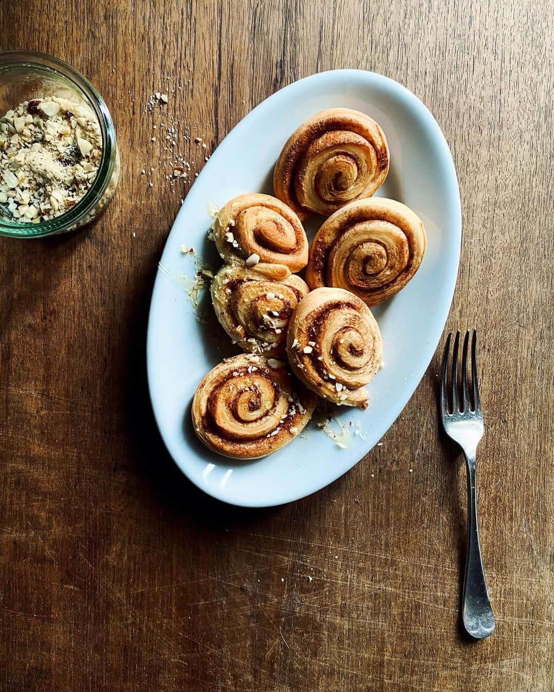 のインスタグラム：「It's a beautiful sunny day here in Osaka so I made this crispy cinnamon rolls with danish pastry for teatime☕️ #cinnamonroll デニッシュ生地で作ったサクサクシナモンロール グレーズのかわりに蜂蜜とナッツをトッピング♩ . #シナモンロール」
