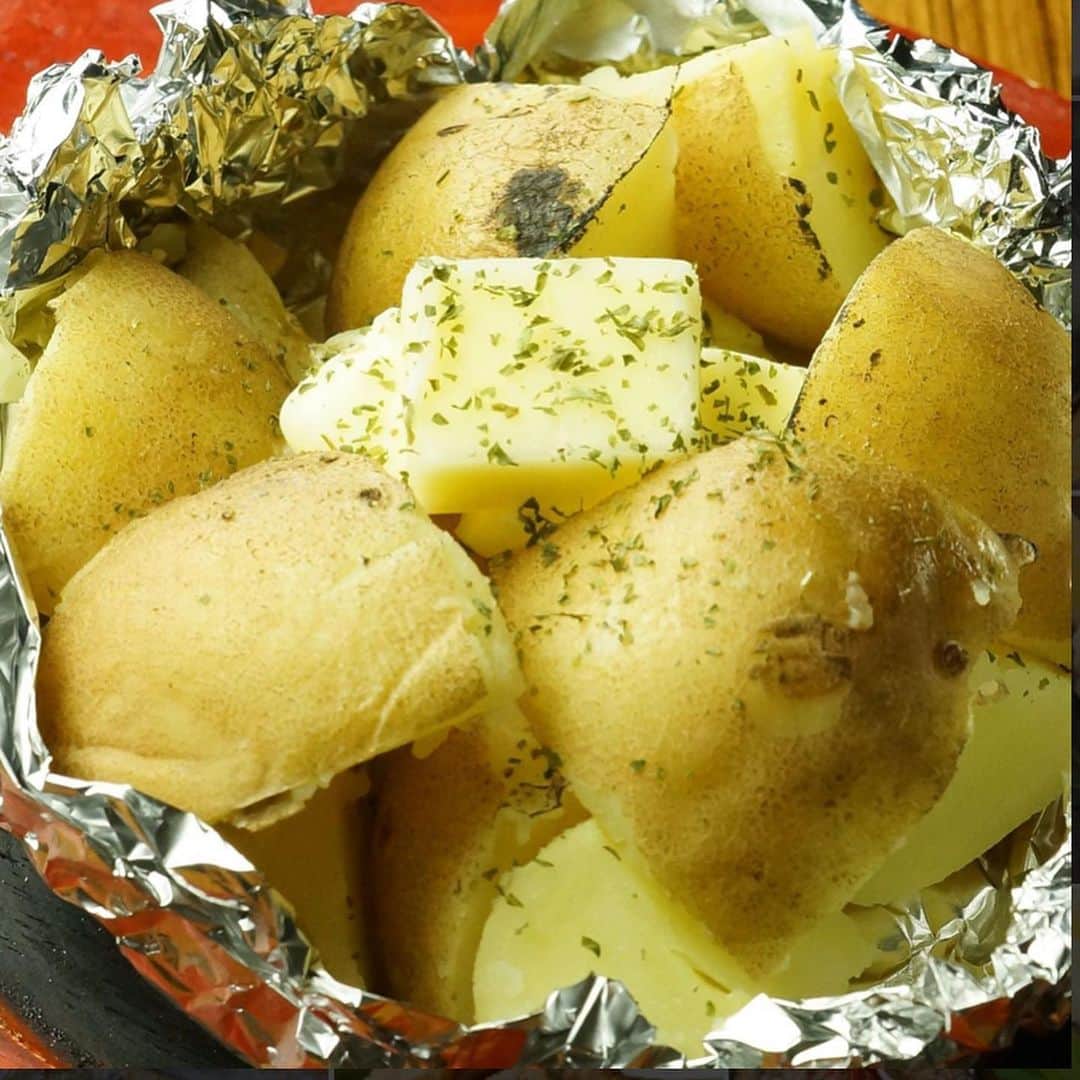炉端焼き とろ函～とろばこ～ 堅田店さんのインスタグラム写真 - (炉端焼き とろ函～とろばこ～ 堅田店Instagram)「北海道のジャガバター🥔 お席個室もありますよ！ インスタ見たでお会計なんと30％off！🥺 #堅田駅前#駅前#地酒＃いくら#コロナ対策 ＃炭火#炉端#飲み放題あり#gotoキャンペーン#ランチ#居酒屋ランチ#ホッケ#定食#テイクアウト#個室＃少人数宴会#クーポン#とろ守山#とろ函膳所#蟹」2月19日 16時08分 - torobako.katata