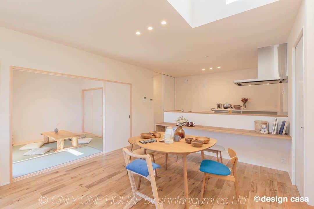 ONLY ONE HOUSE 株式会社 新谷組のインスタグラム：「* オークの#無垢フローリング を最大限に活かすために 他は白をベースとして ナチュラルな雰囲気を演出🌿  こんなに優しい雰囲気の#オーク無垢 ですが 耐久性・耐水性にも優れています👏🏻  吹き抜けから届く光がさらに温かみを出し 家族が集まるリビングとなりそうですね🌼  more phots▶︎ @shintanigumi.co.ltd   インスタ毎日更新中🌐 いいね！&フォローよろしくお願いします🙇🏻‍♀️  --------------------------------------  新谷組は土地探しから 設計施工管理の全てを 弊社で担う事ができます！  大工工務店だからこそ出来る 枠にとらわれない自由な発想で お客様のお家づくりを 全力でサポートいたします💪🏻  お気軽にご相談ください☻  #ONLY_ONE_HOUSE by shintanigumi.co.Ltd  ✭ 本社𝕋𝔼𝕃  0770-78-1255 ✭ 事務所𝕋𝔼𝕃  0770-59-2552 ✭  𝔼 𝕞𝕒𝕚𝕝  shintanigumi@outlook.jp ✭ 新谷組𝙷𝙿 http://www.shintanigumi.jp  --------------------------------------  #新谷組 #施工事例 #オンリーワンハウス #おおい町 #舞鶴市 #高浜町 #小浜市 #敦賀市 #若狭町 #美浜町 #新築 #一戸建て #外構工事 #改修工事 #シンプルライフ #マイホーム #注文住宅 #デザイン住宅 #自由設計 #工務店 #家づくり #モデルハウス #ステイホーム」