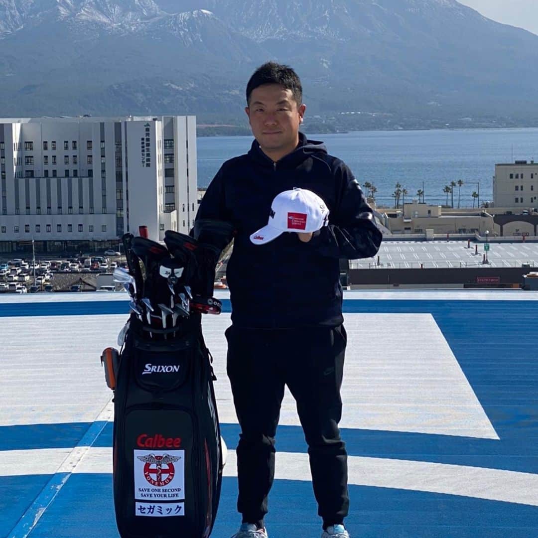 稲森佑貴のインスタグラム：「今年からスポンサードしてくださる米盛病院様に行ってきました！ 米盛病院は僕の地元鹿児島の病院です🏥 病院独自が所有しているドクターヘリがあります😊 超貴重なコックピットに乗せていただきました（笑） ユニークなロゴマークが特徴です！ このロゴを背負って今年も頑張ります⛳️  #男子ゴルフ #ゴルフ #ゴルフ好きな人と繋がりたい  #鹿児島 #ドクターヘリ #米盛病院」
